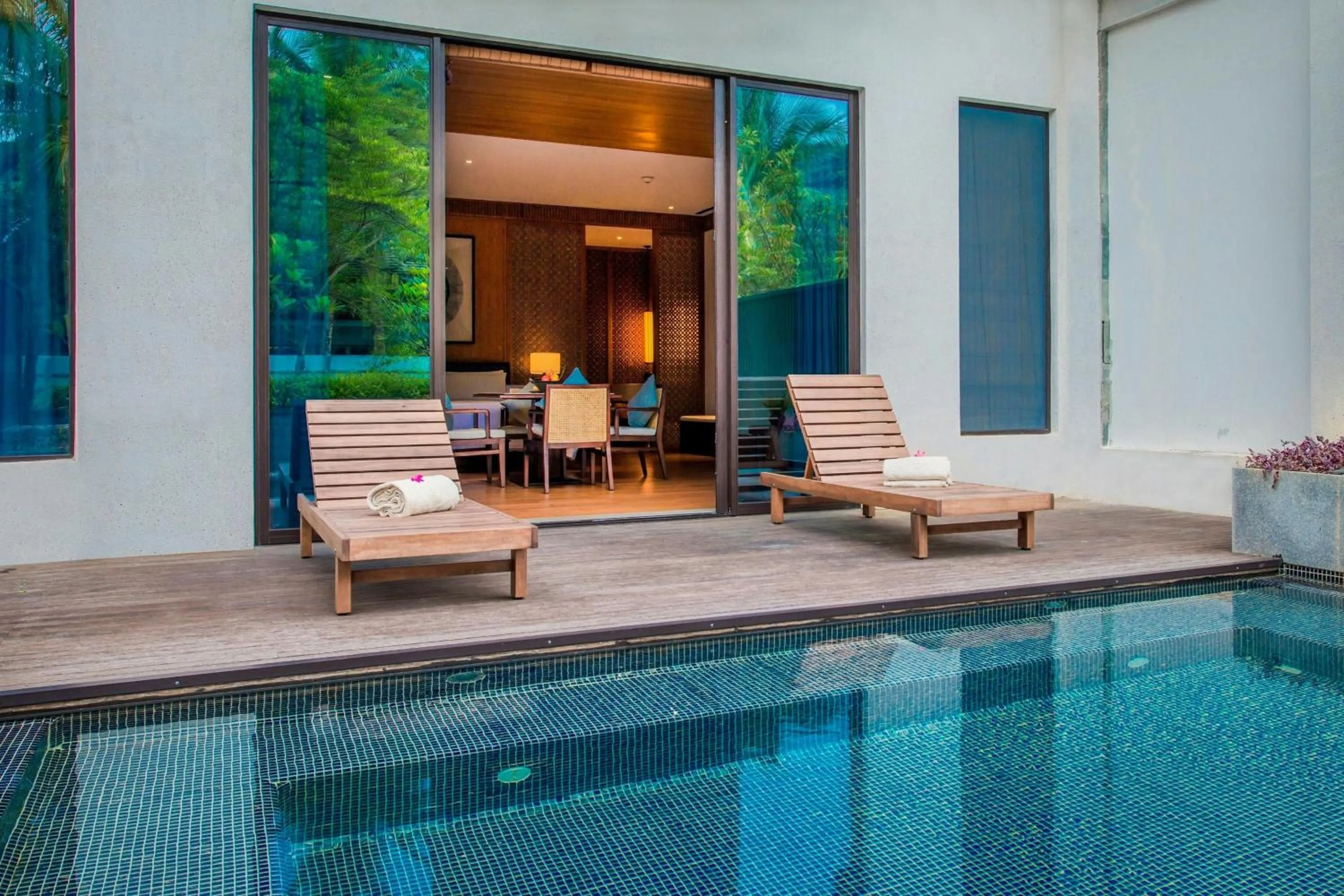 Swimming pool in Le Méridien Shimei Bay Beach Resort & Spa