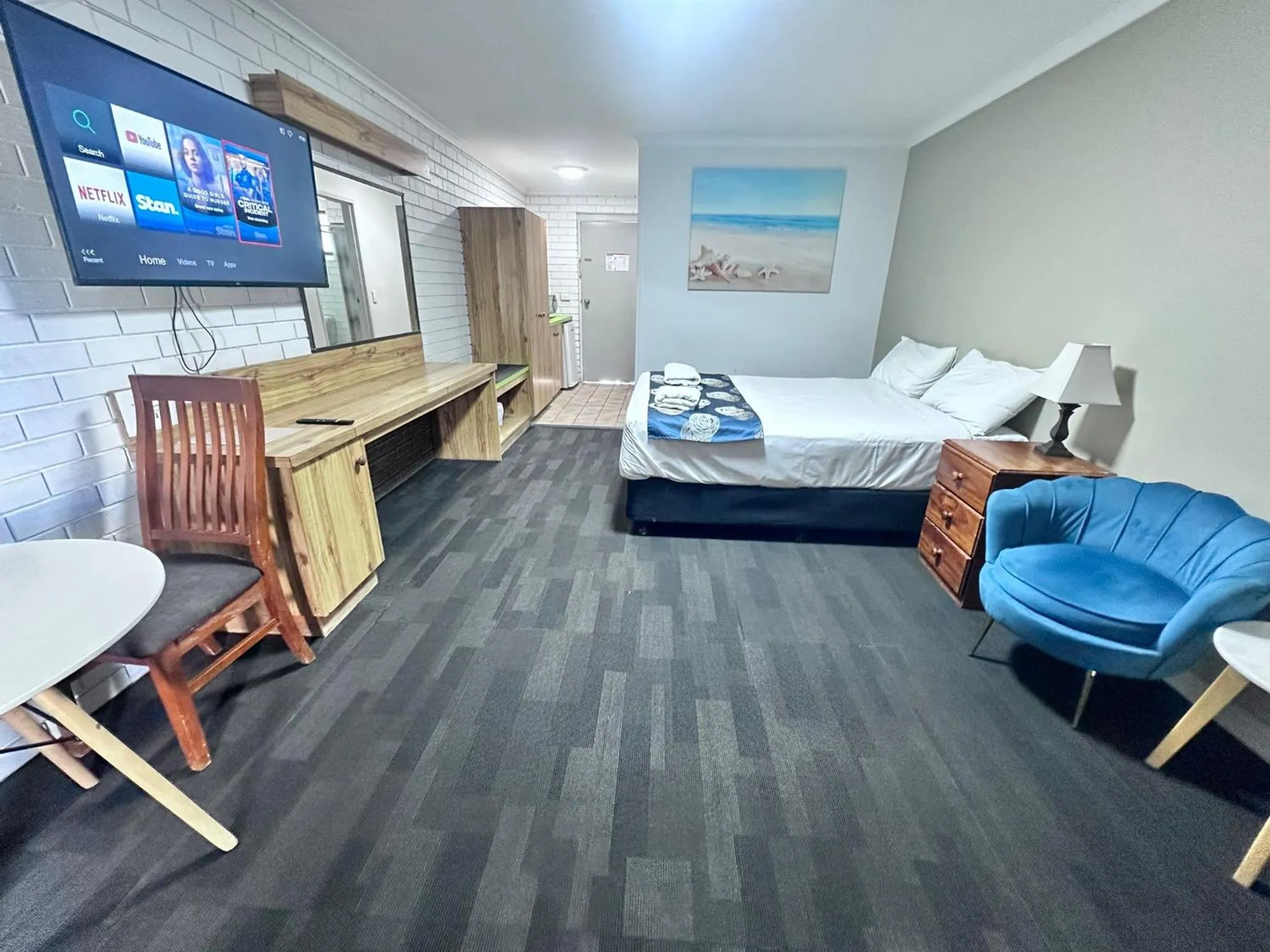 Seating area, Bed in Albury Garden Court Motel