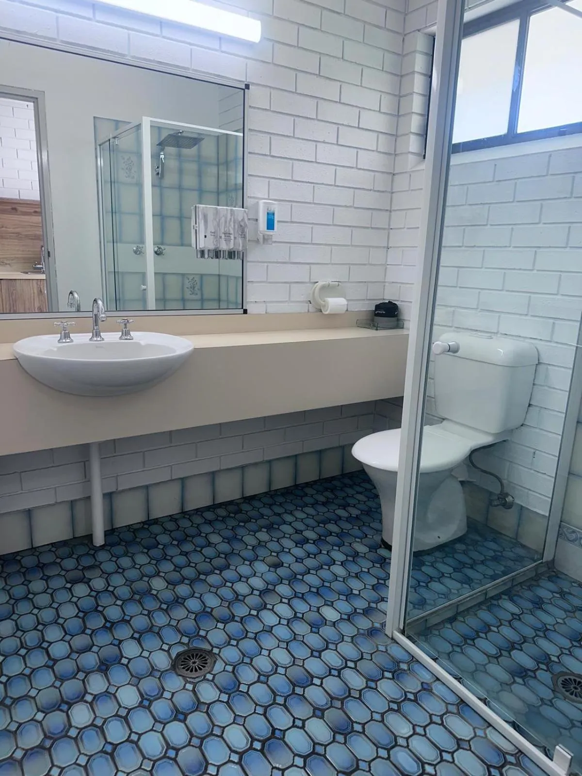 Toilet in Albury Garden Court Motel