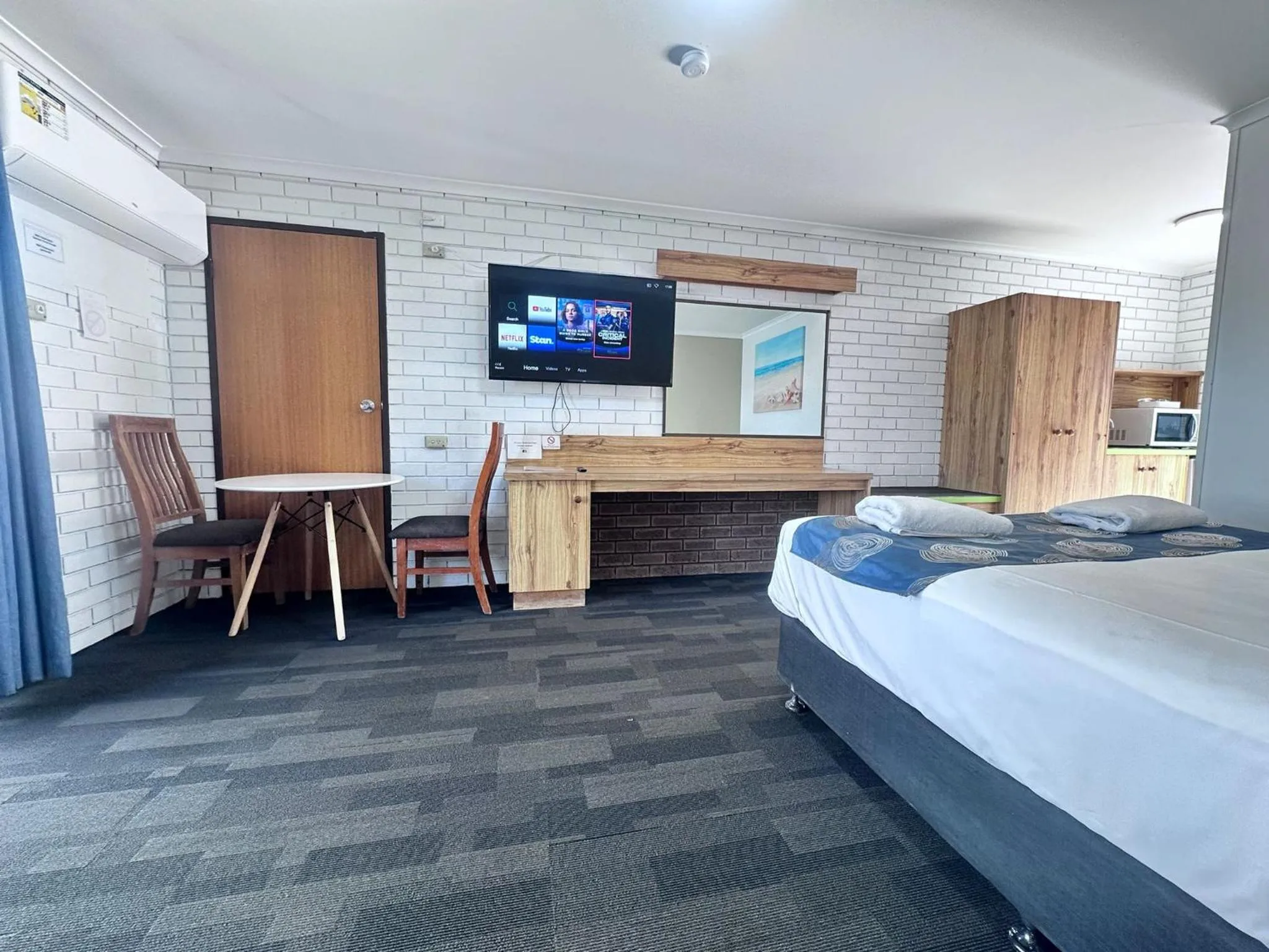 TV and multimedia, Bed in Albury Garden Court Motel
