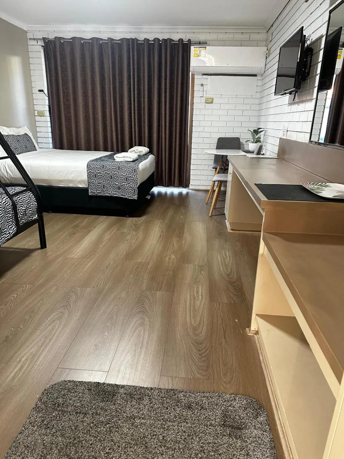 air conditioner, Bed in Albury Garden Court Motel