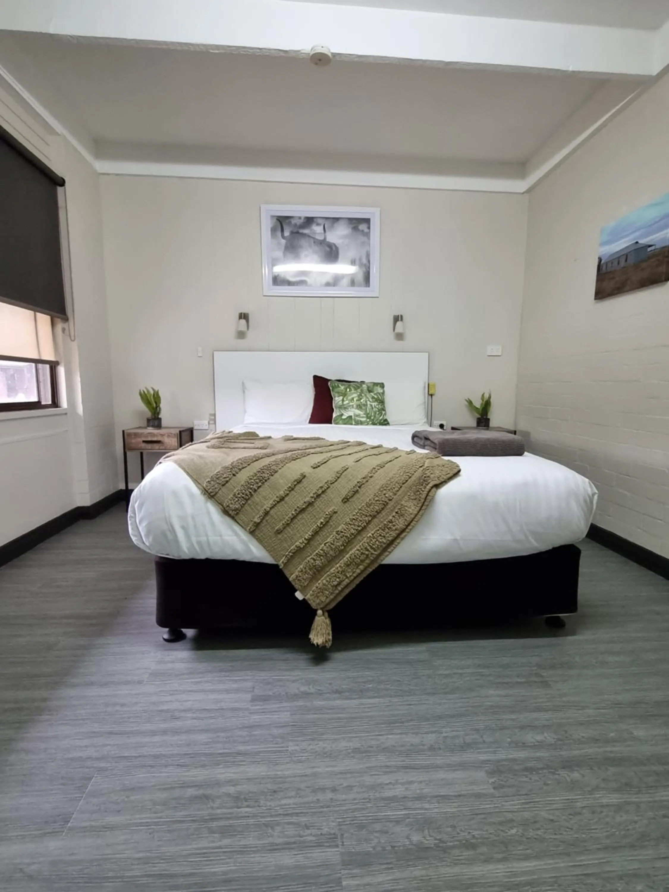 Bed in Bidgee Motor Inn