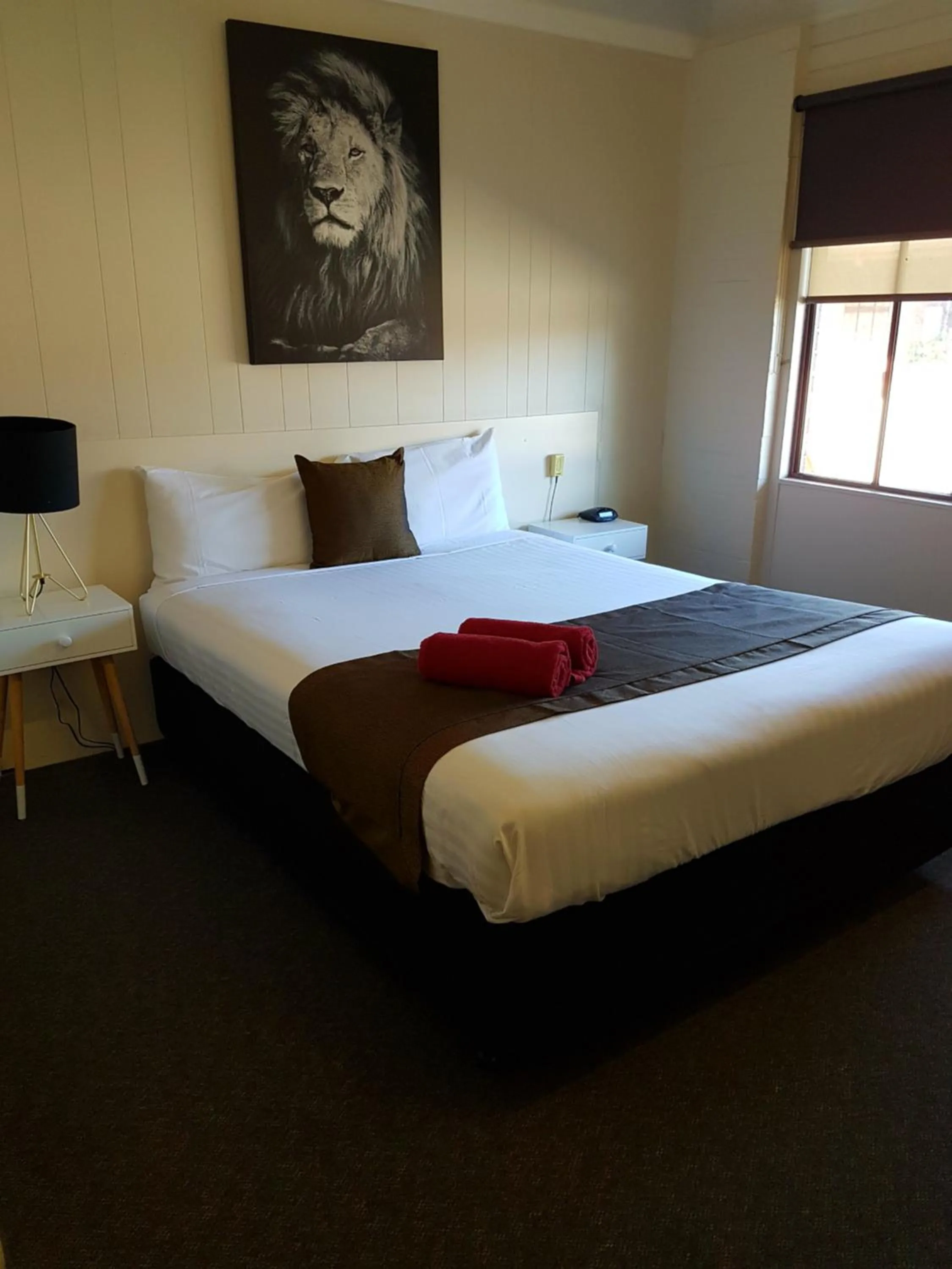 Bed in Bidgee Motor Inn