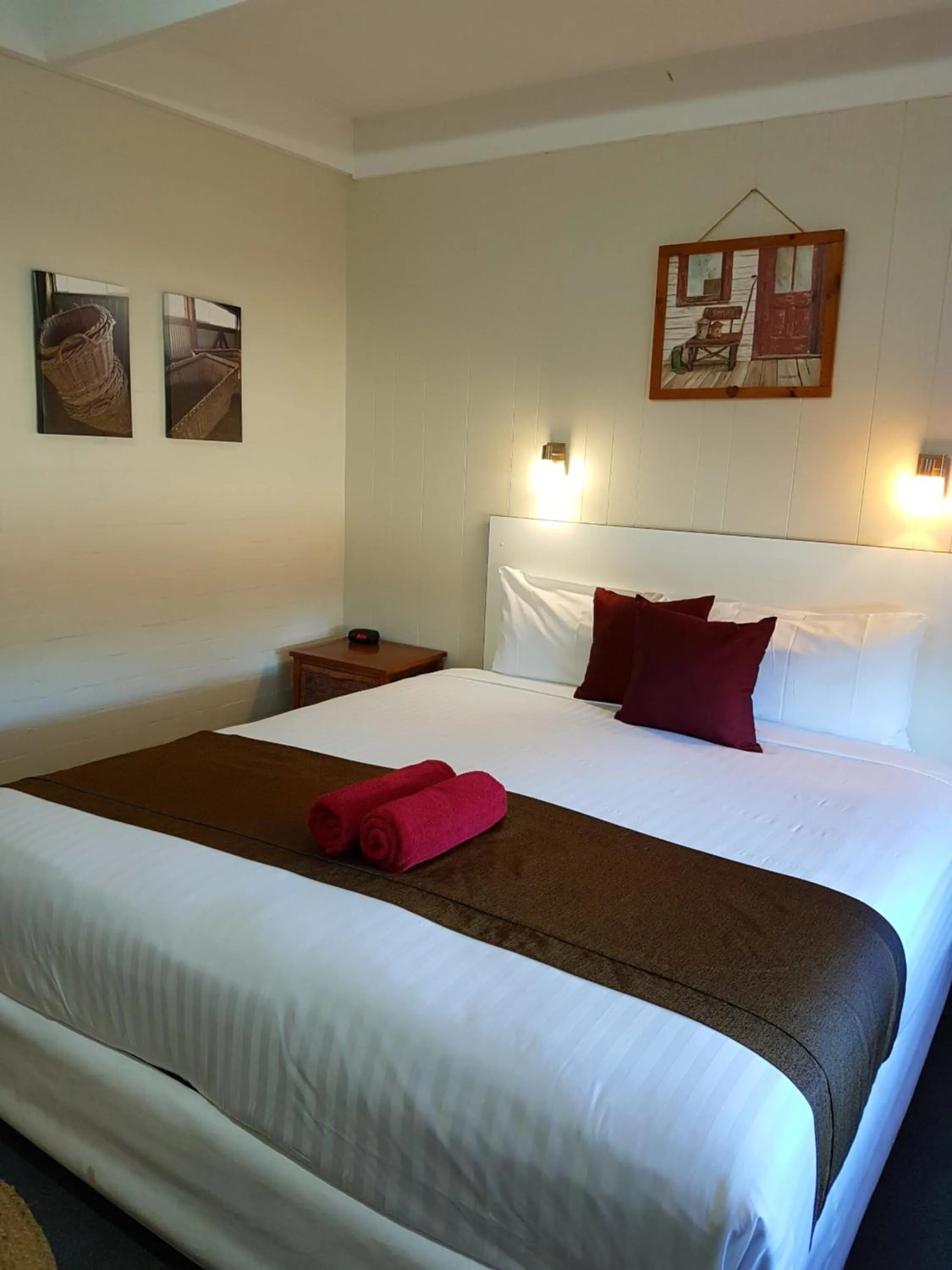 Bed in Bidgee Motor Inn