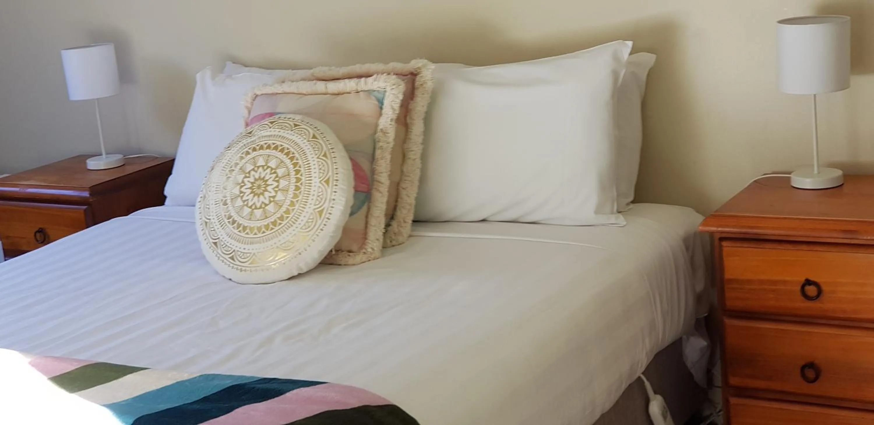 Bed in Bidgee Motor Inn