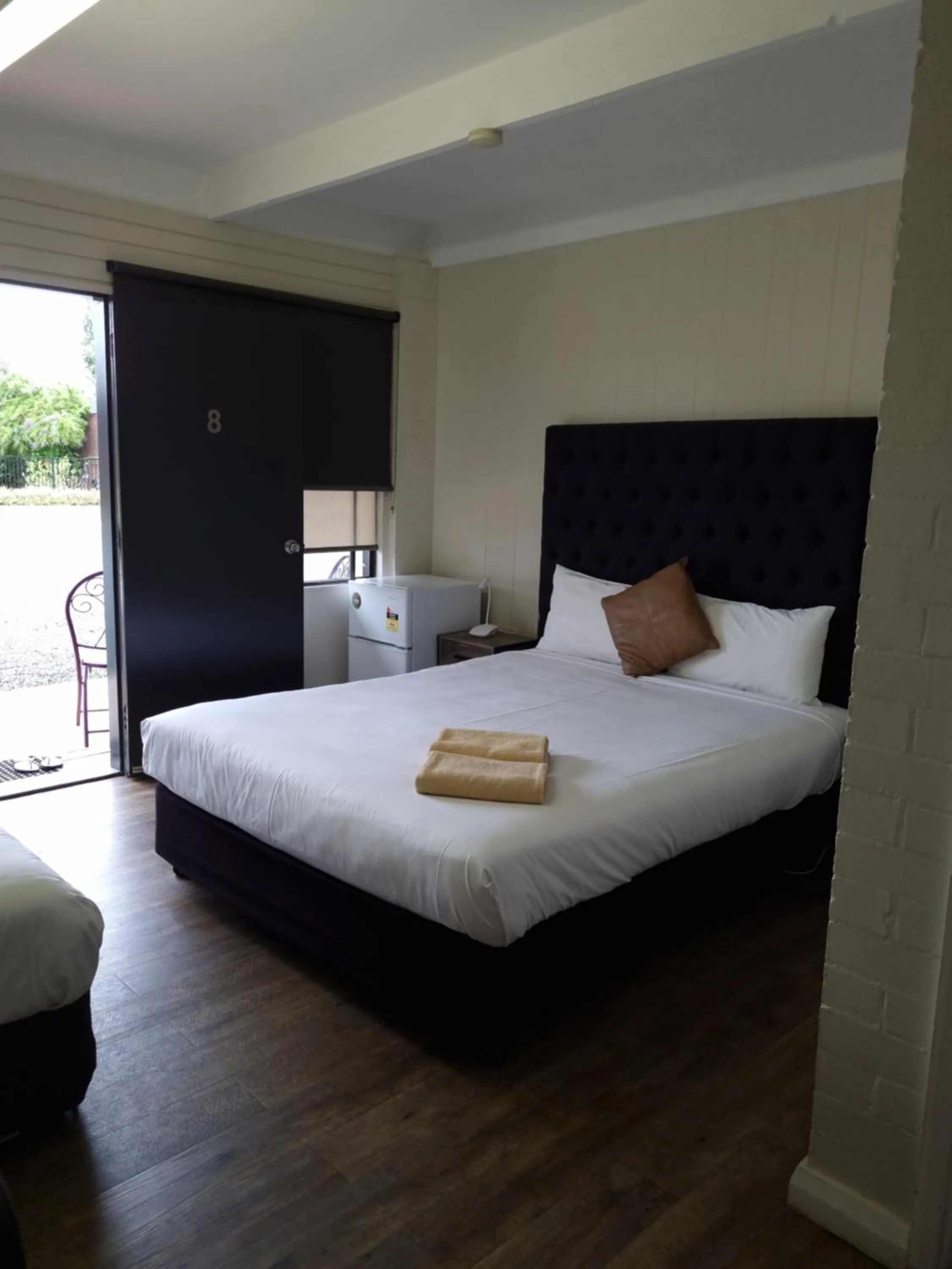 Bed in Bidgee Motor Inn