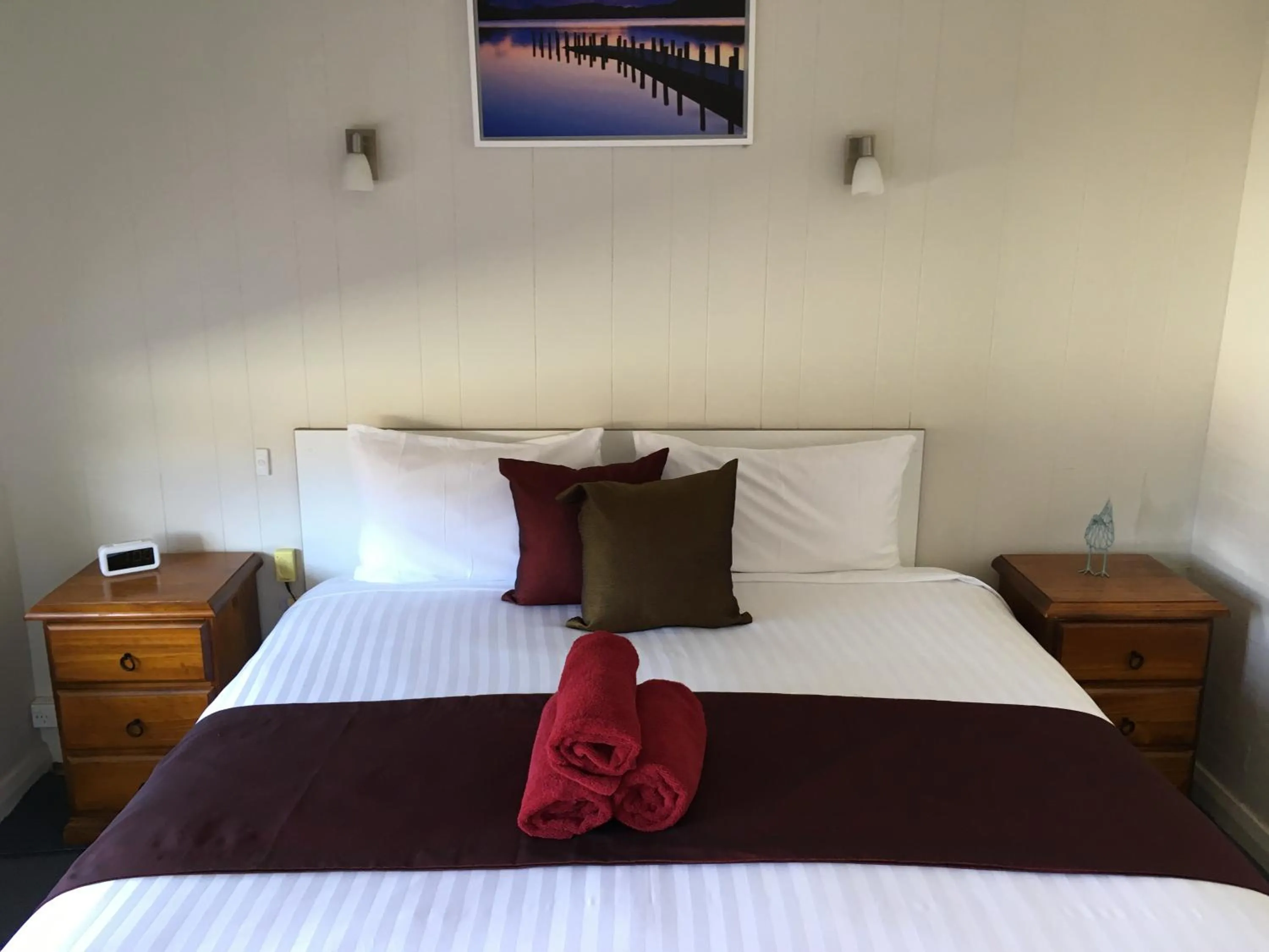 Bed in Bidgee Motor Inn