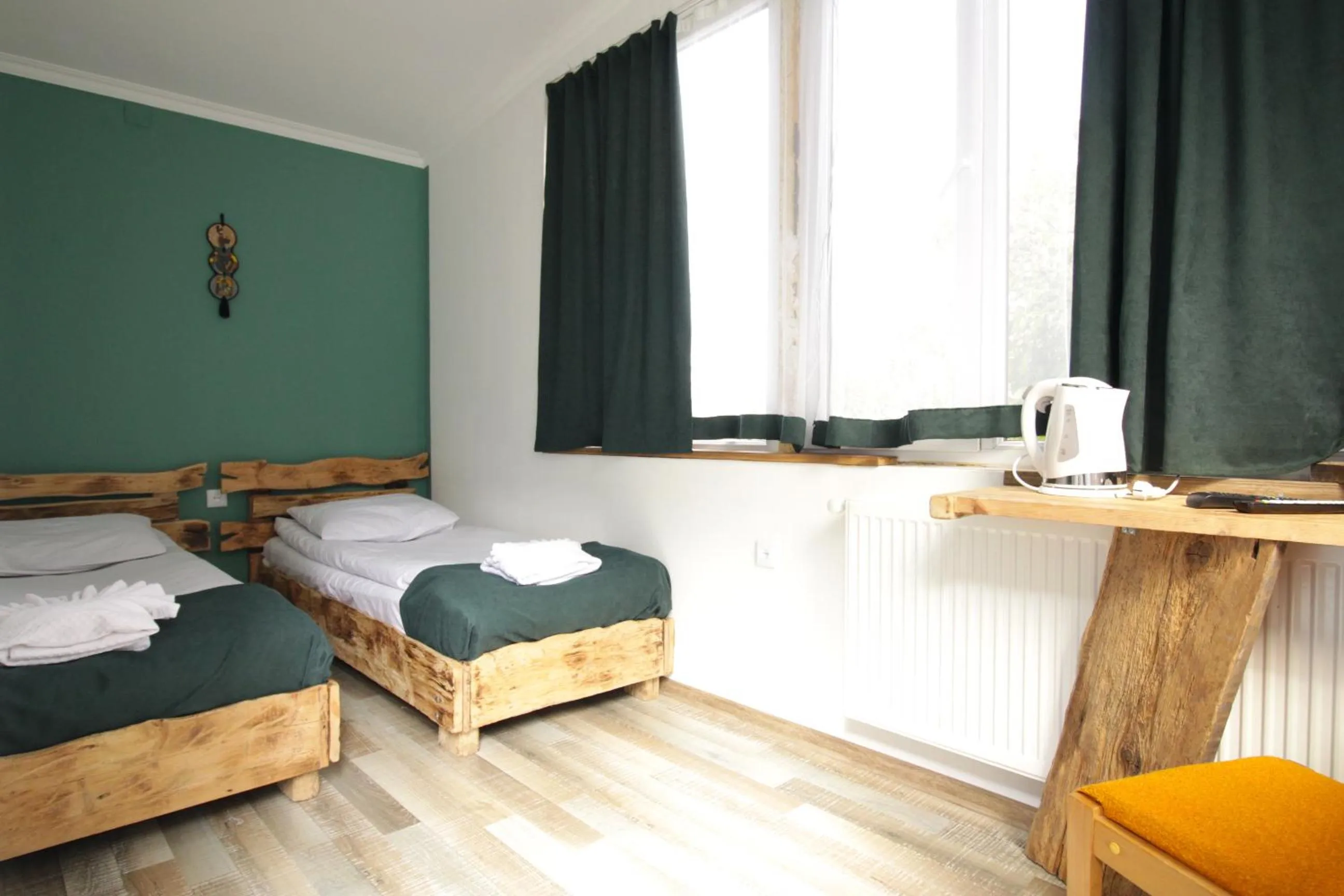 Communal lounge/ TV room, Bed in Insomnia