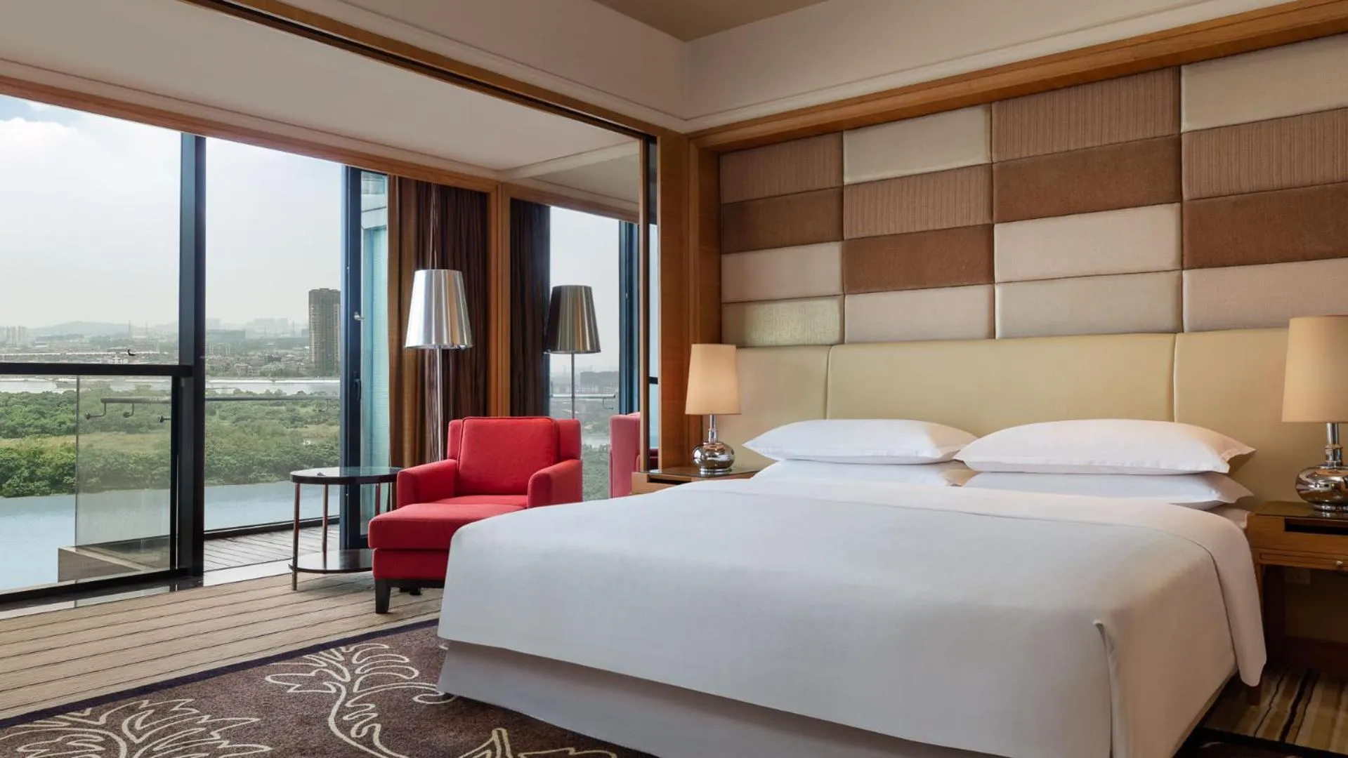 Photo of the whole room, Bed in Sheraton Shunde Hotel