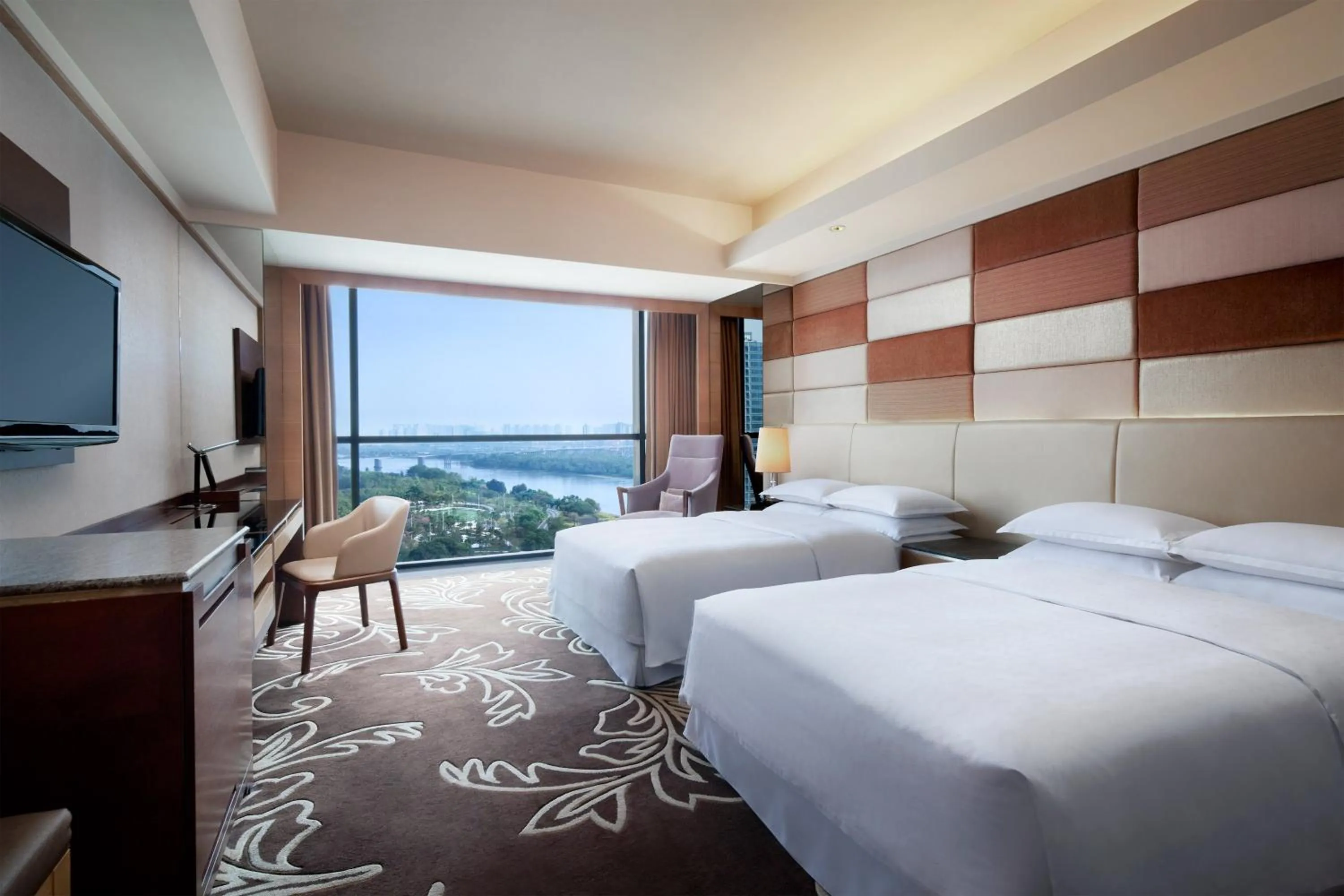 Photo of the whole room, Bed in Sheraton Shunde Hotel