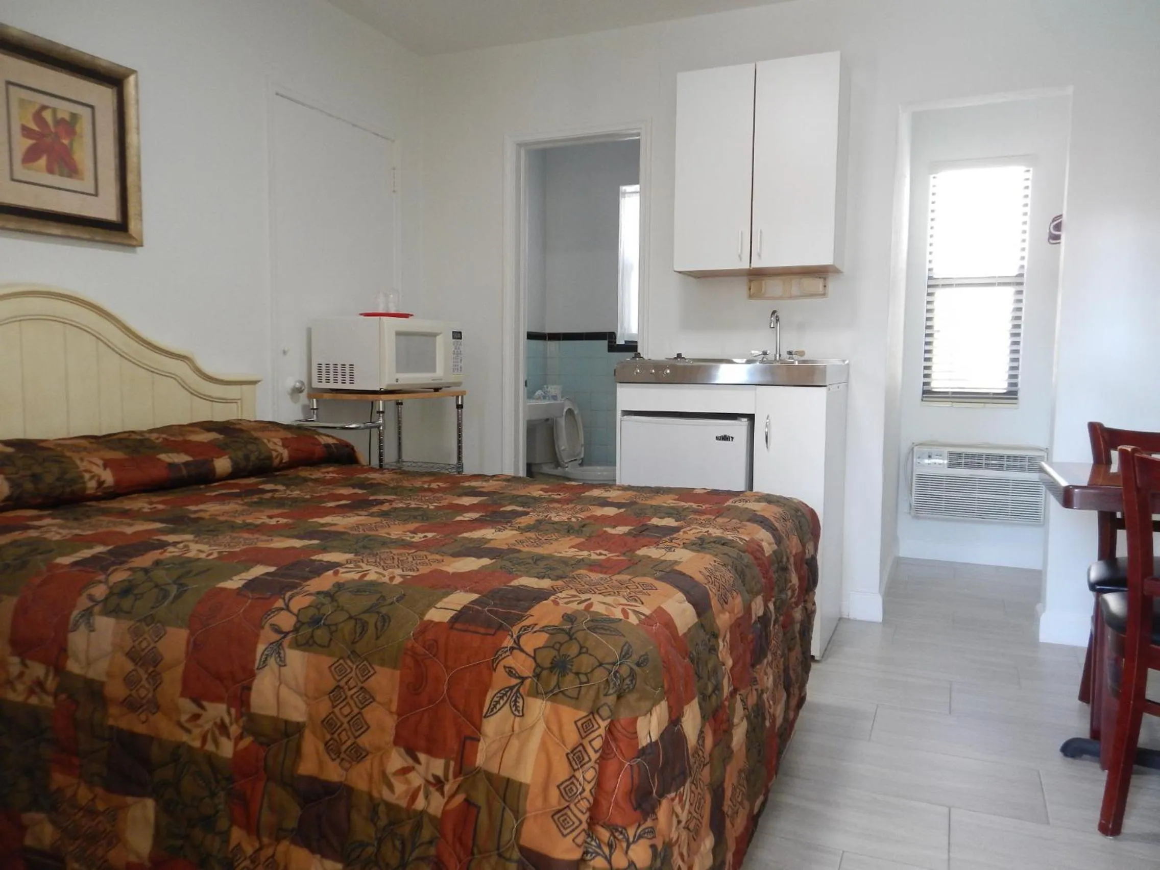 Bed in Shell Motel Hollywood