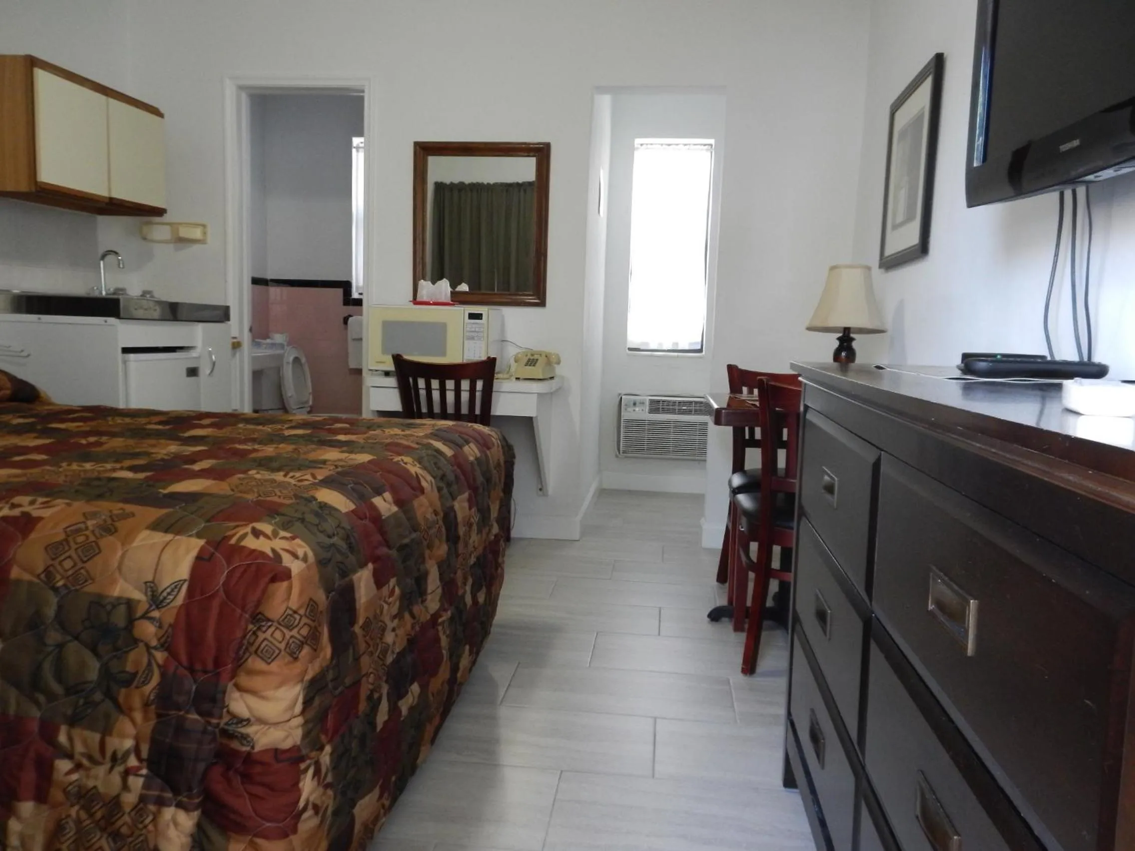 Bed in Shell Motel Hollywood