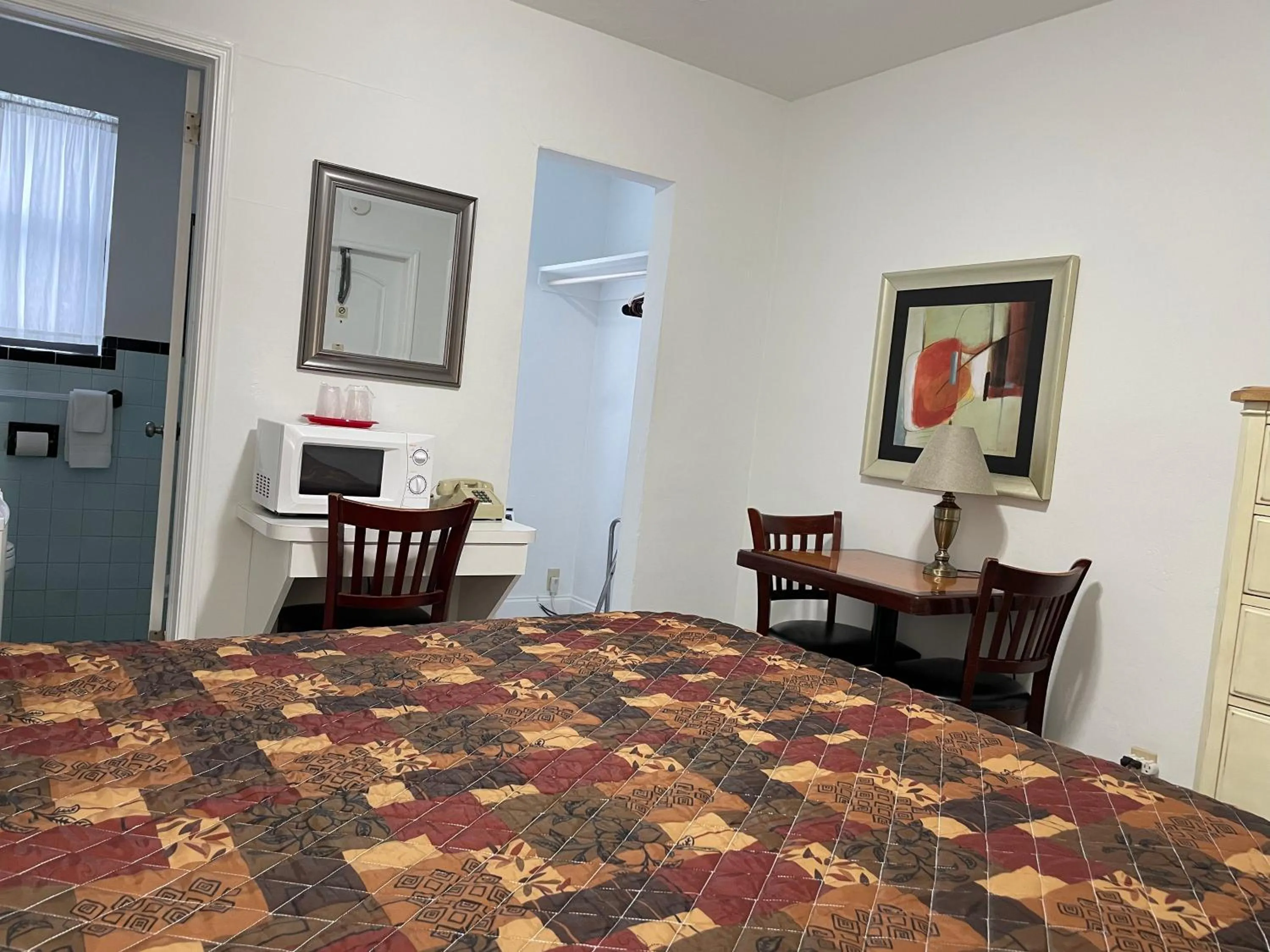 Bed in Shell Motel Hollywood