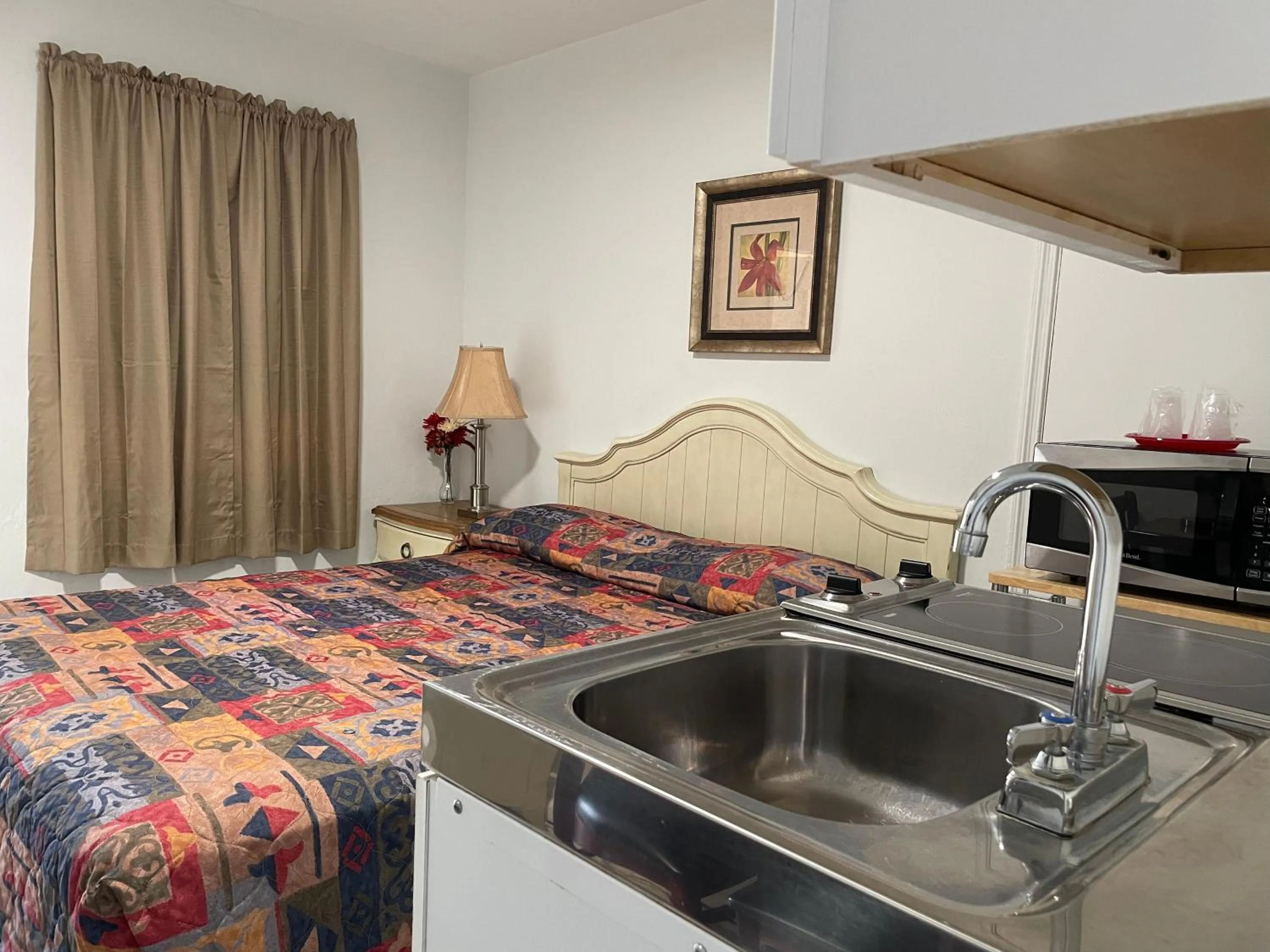 Bed in Shell Motel Hollywood