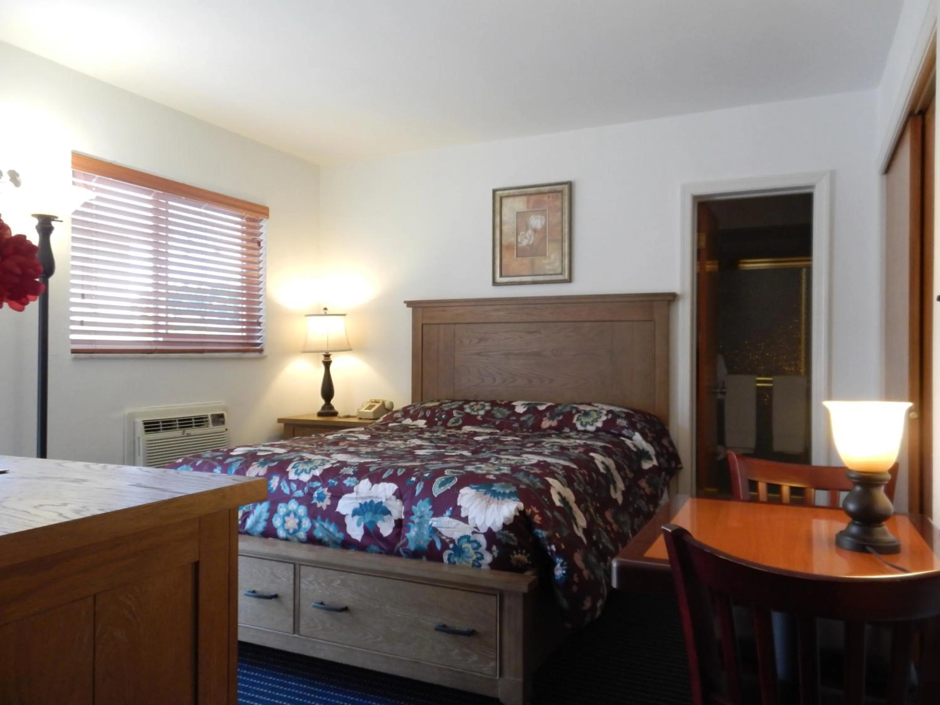 Bed in Shell Motel Hollywood