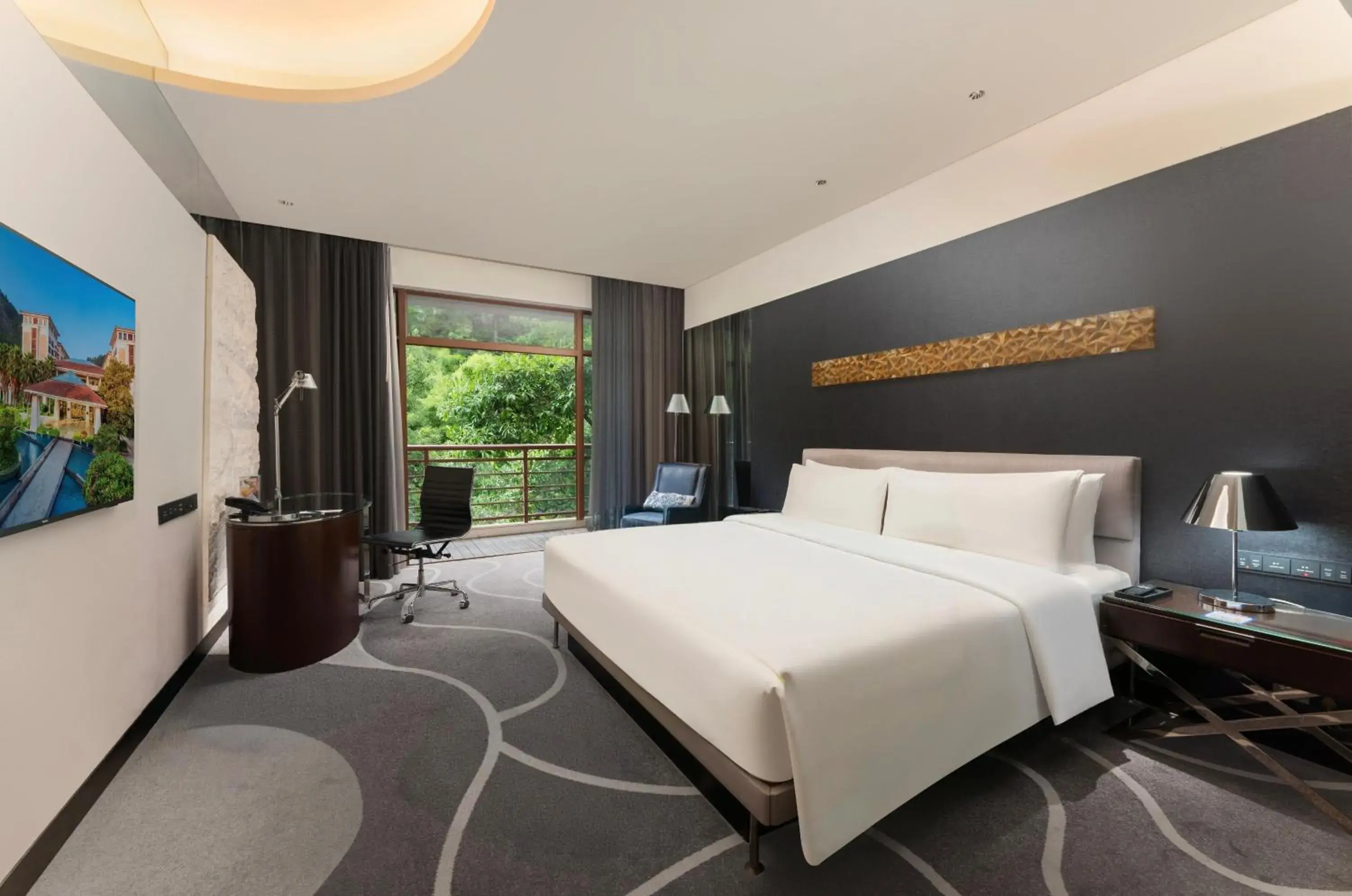 King Bed Room with Balcony, Mountain View in Le Méridien Xiamen King Bed Room with Balcony, Mountain View in Le Méridien Xiamen