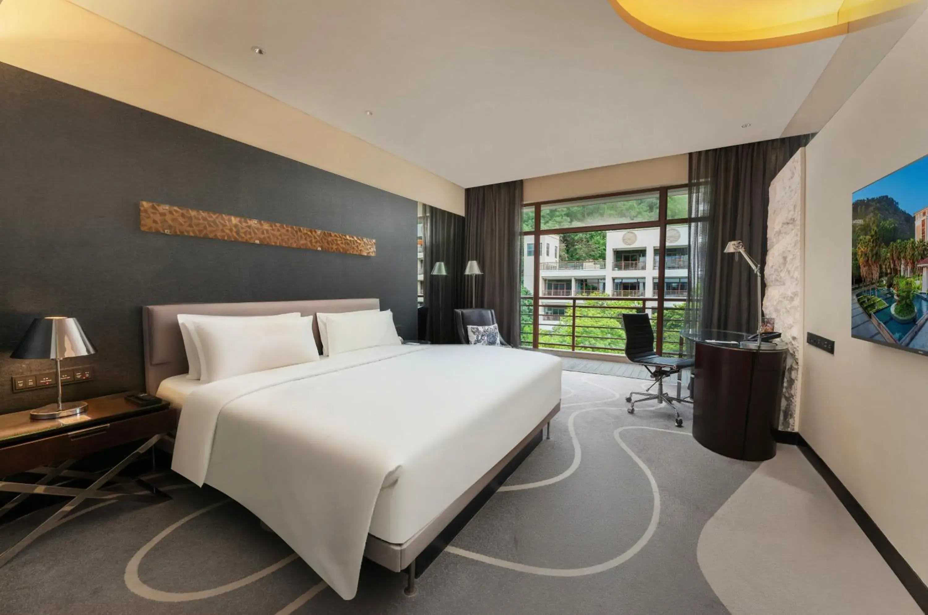 King Bed Room with Balcony, Courtyard View in Le Méridien Xiamen King Bed Room with Balcony, Courtyard View in Le Méridien Xiamen