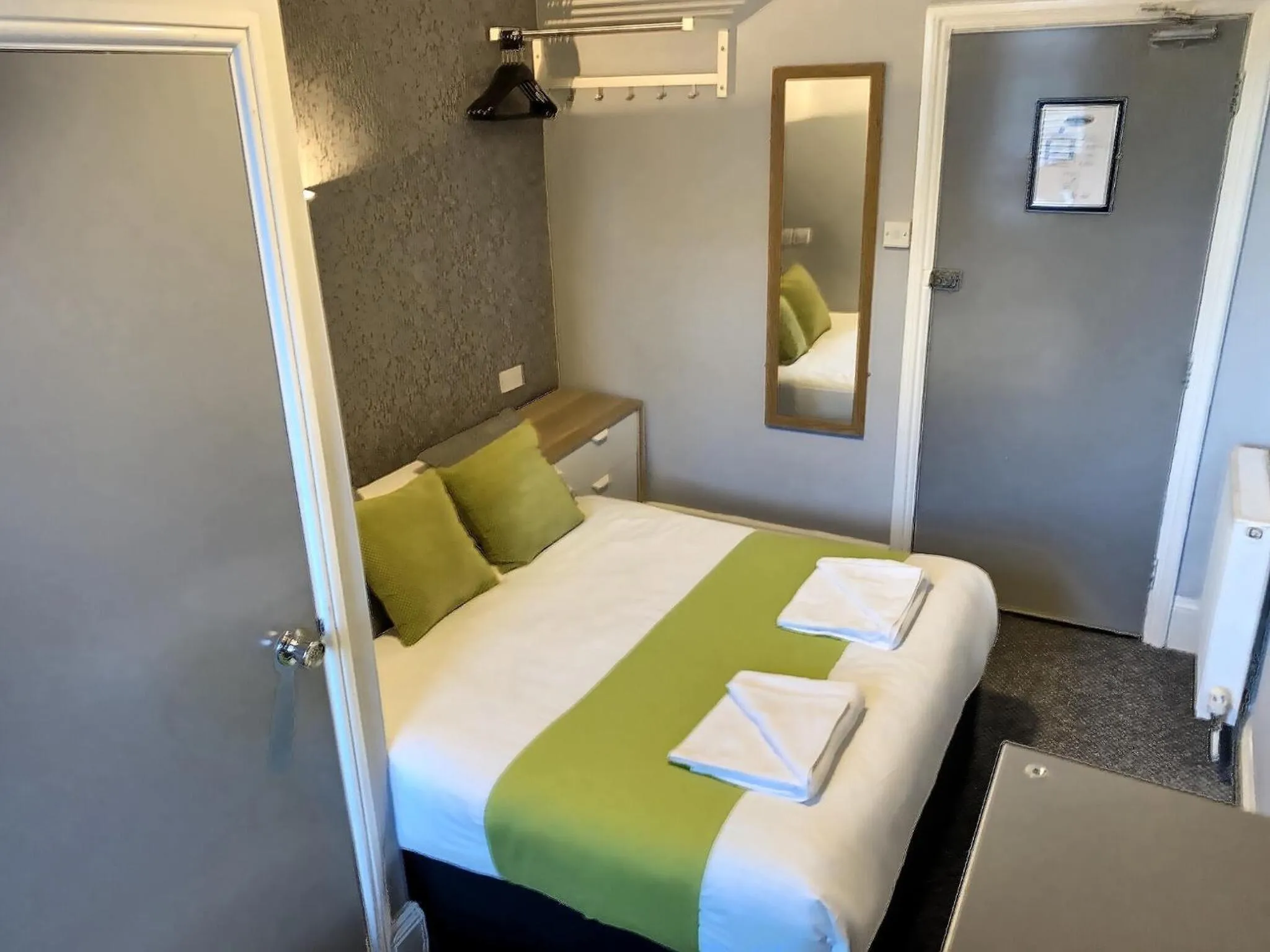 Bed in Chelsea Apart-Hotel