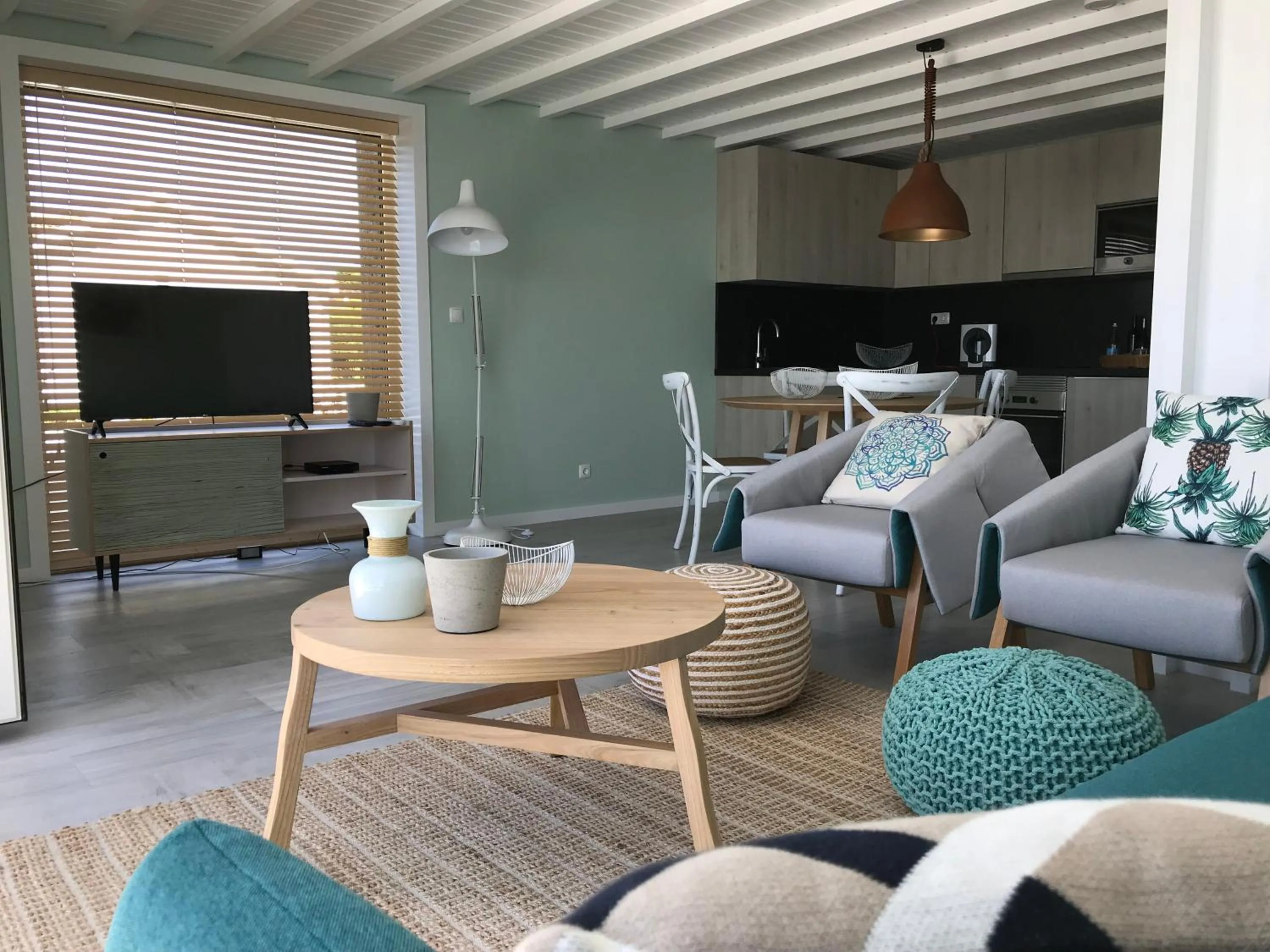 Communal lounge/ TV room in Vinhas do Calhau