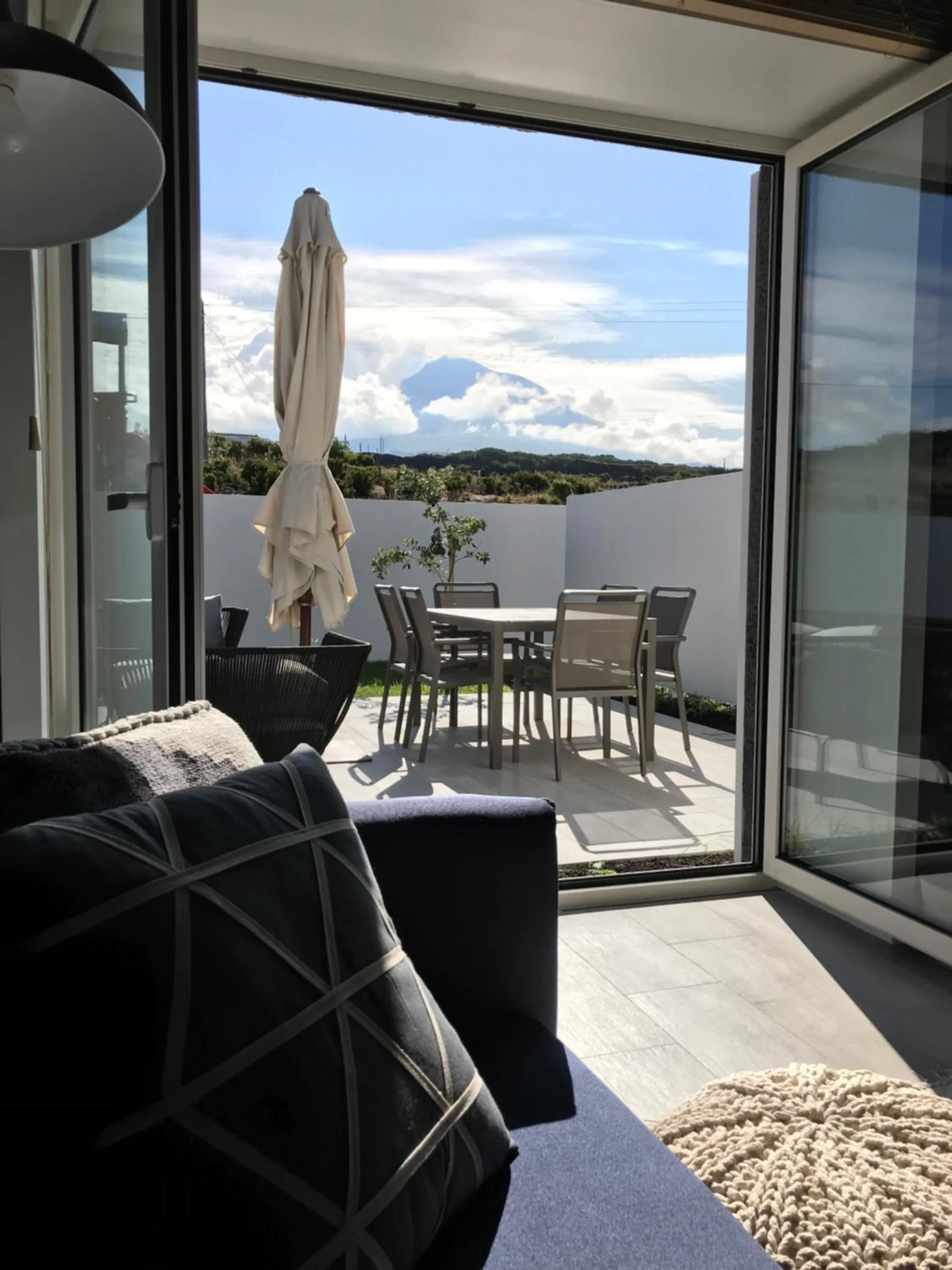 Communal lounge/ TV room in Vinhas do Calhau