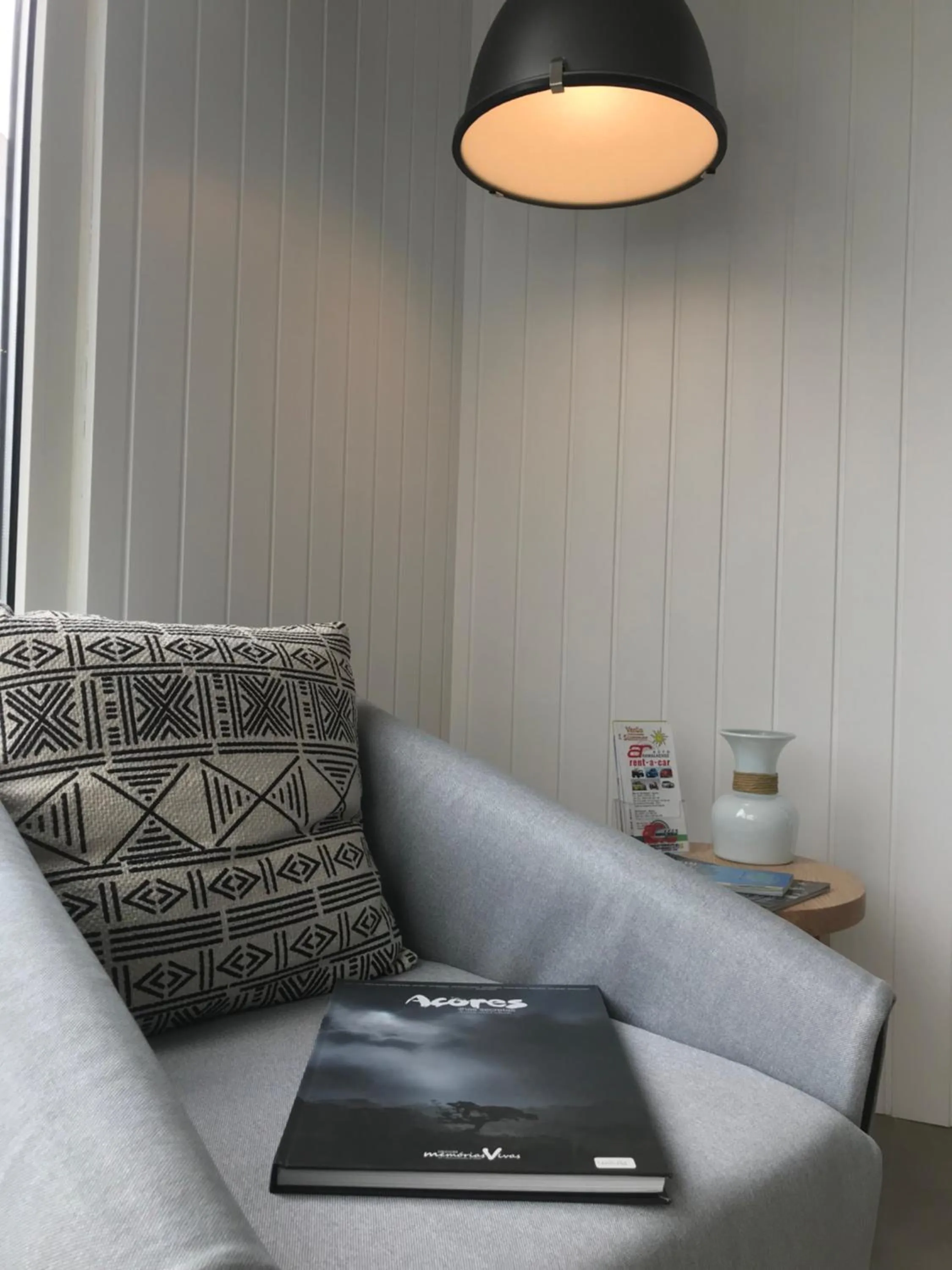 Communal lounge/ TV room in Vinhas do Calhau