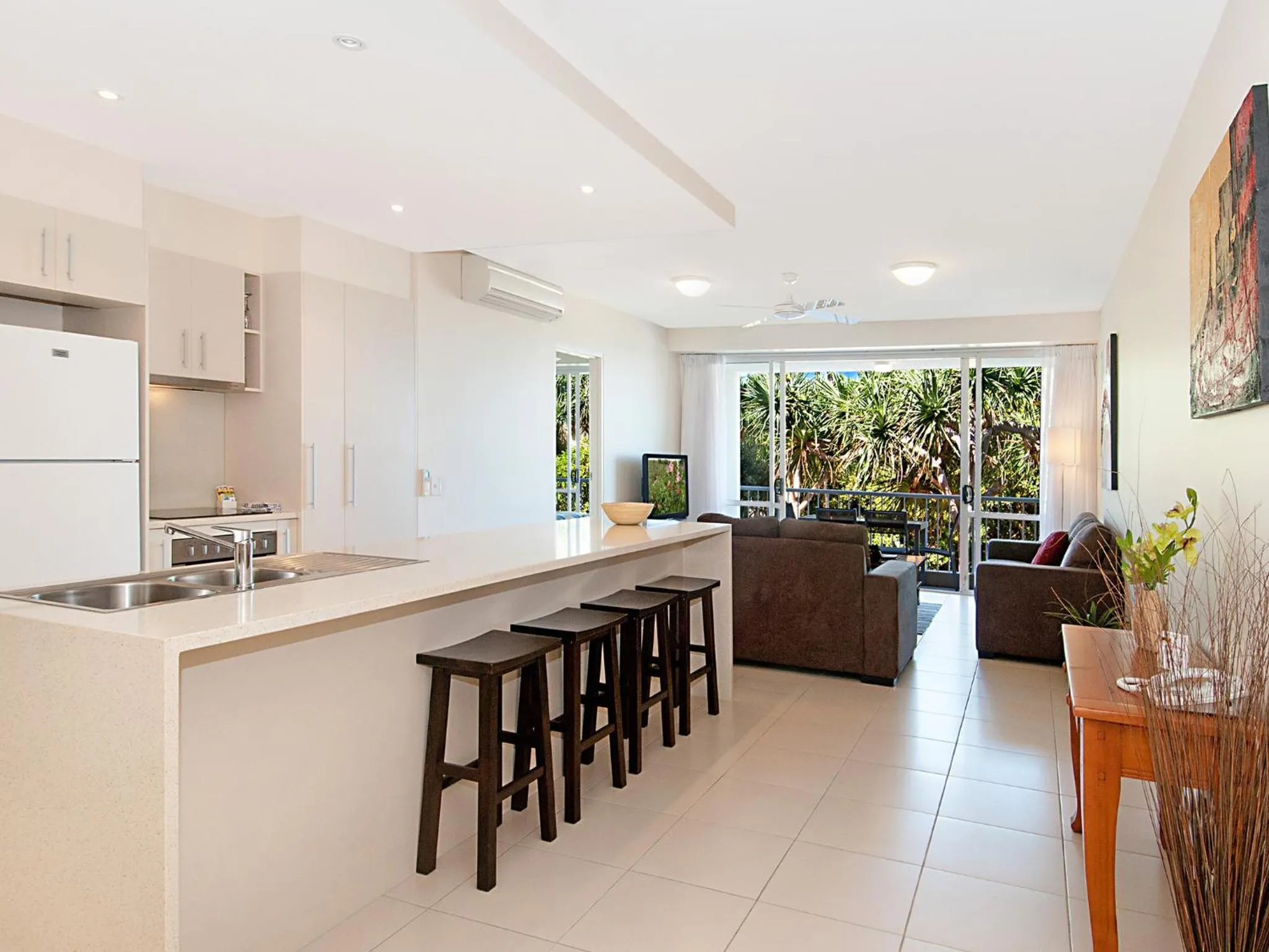 Kitchen or kitchenette in La Mer Sunshine Beachfront