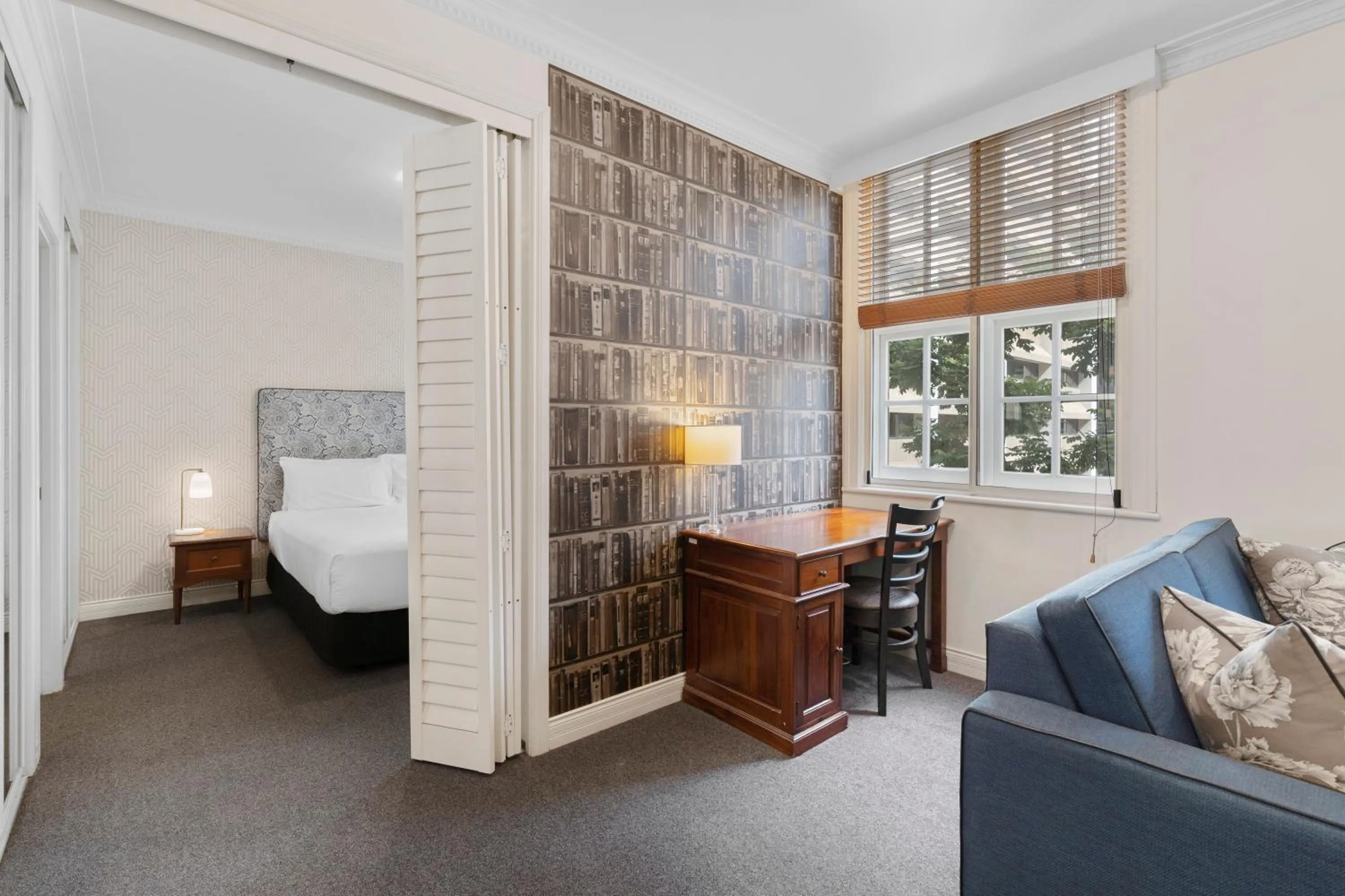 Living room, Bed in Rothbury Hotel