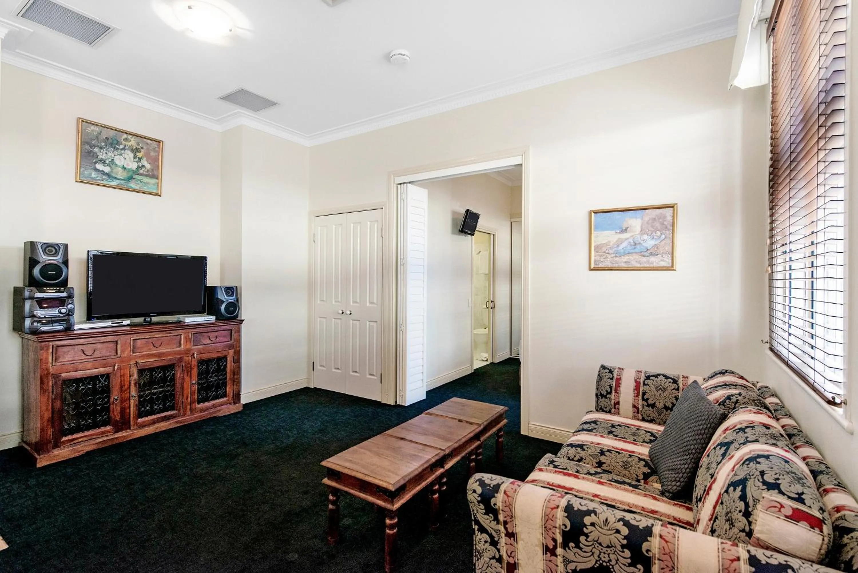 Living room in Rothbury Hotel