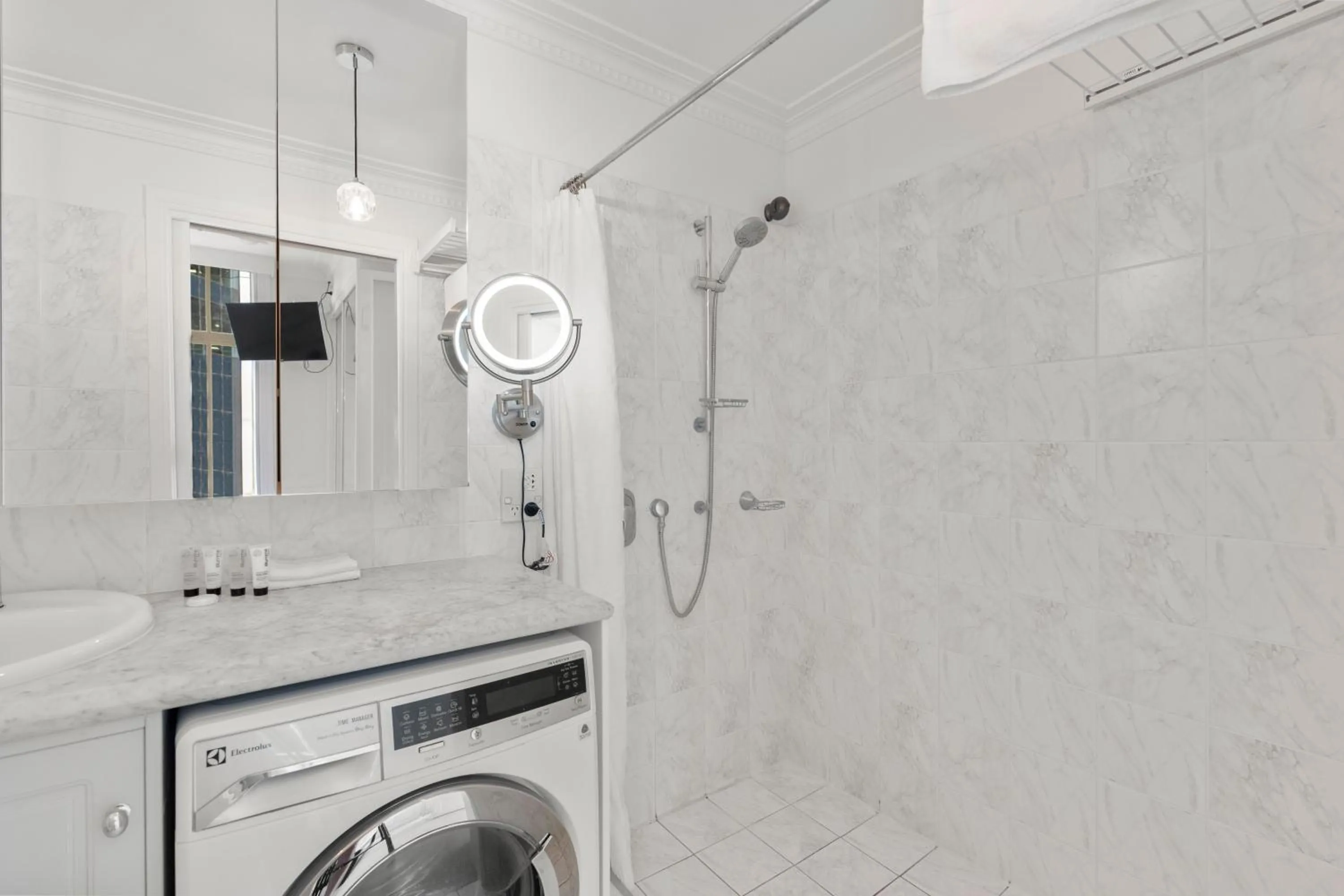 Shower in Rothbury Hotel