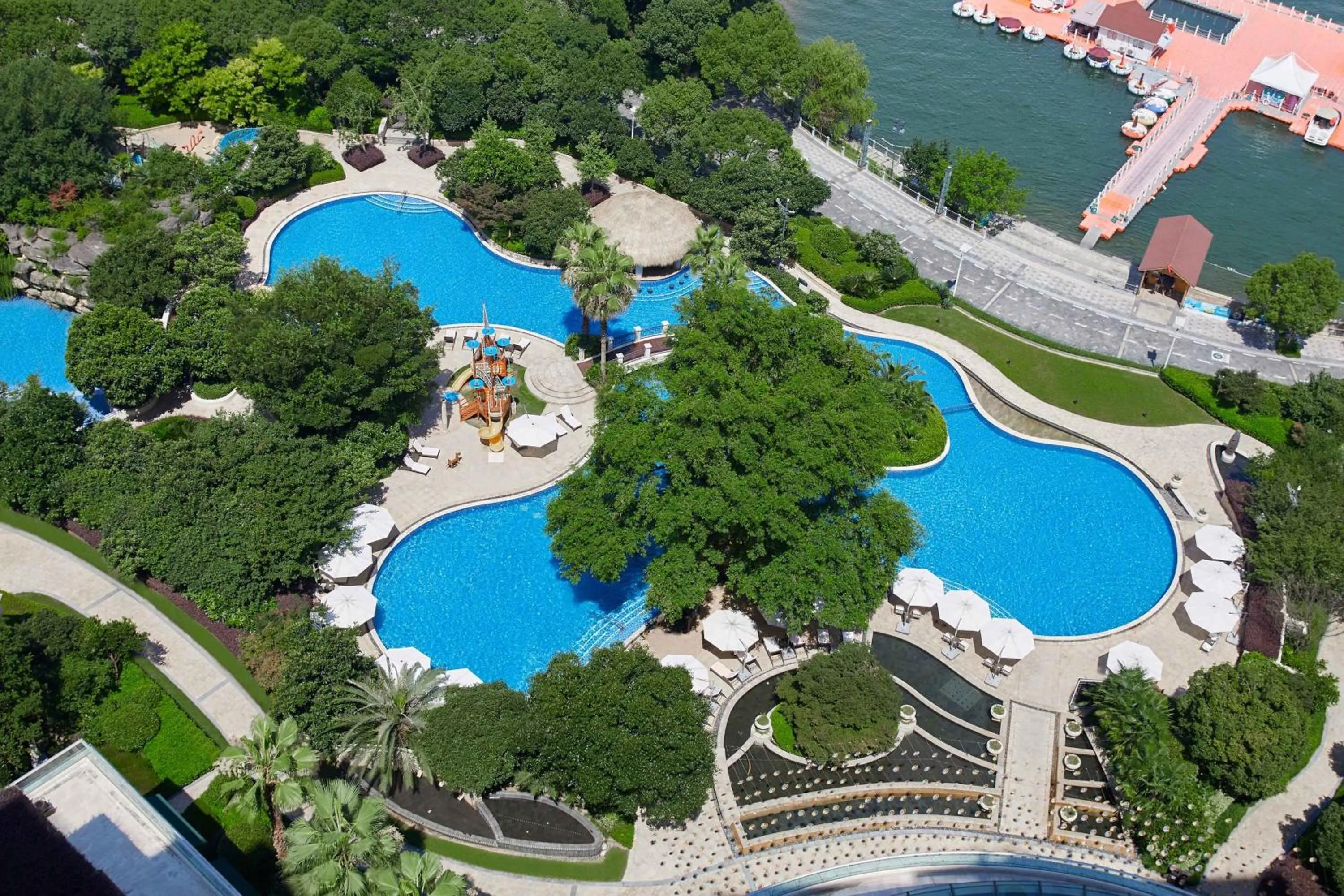 Swimming pool in Sheraton Qiandao Lake Resort