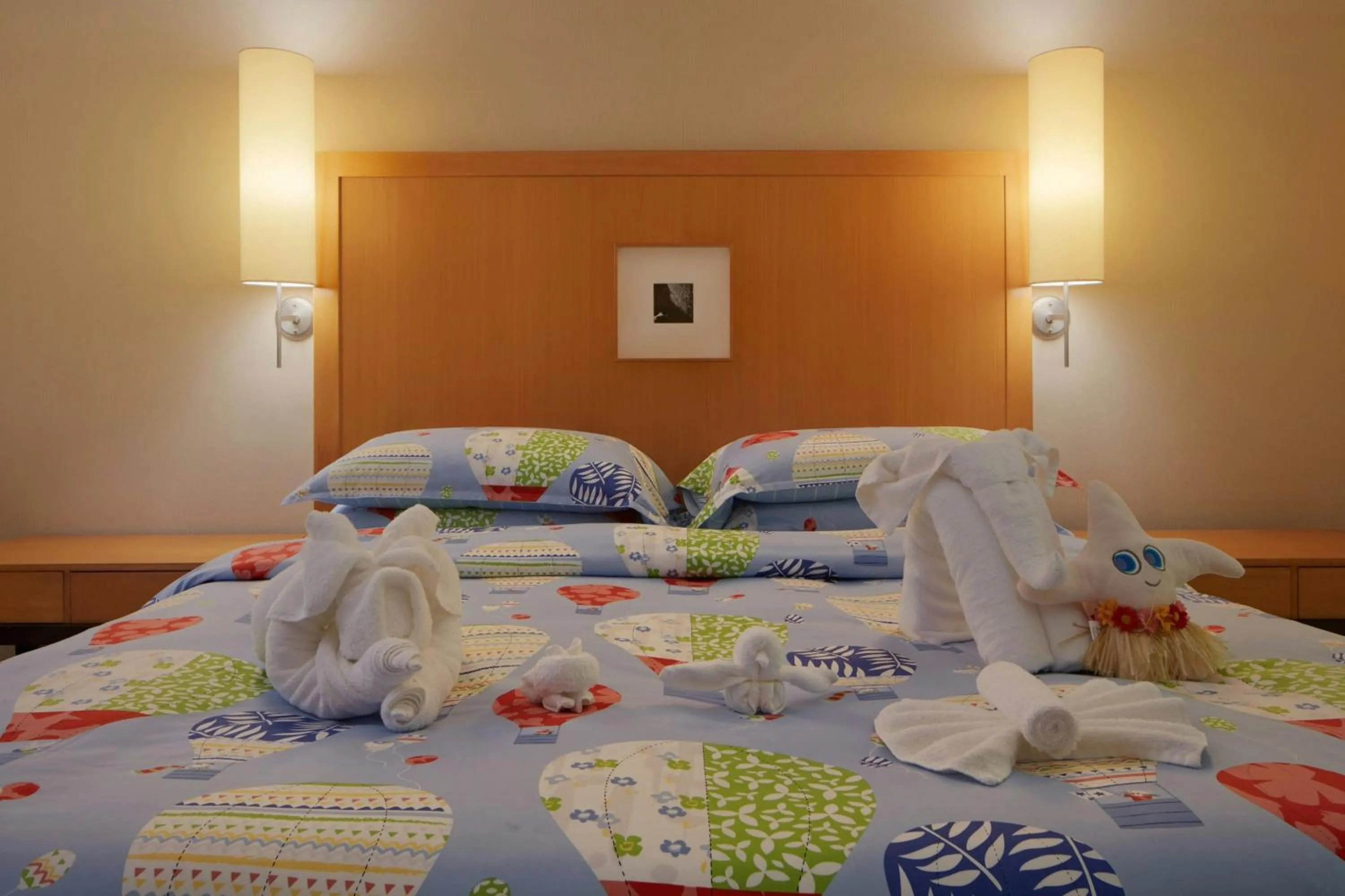 Photo of the whole room, Bed in Sheraton Sanya Yalong Bay Resort