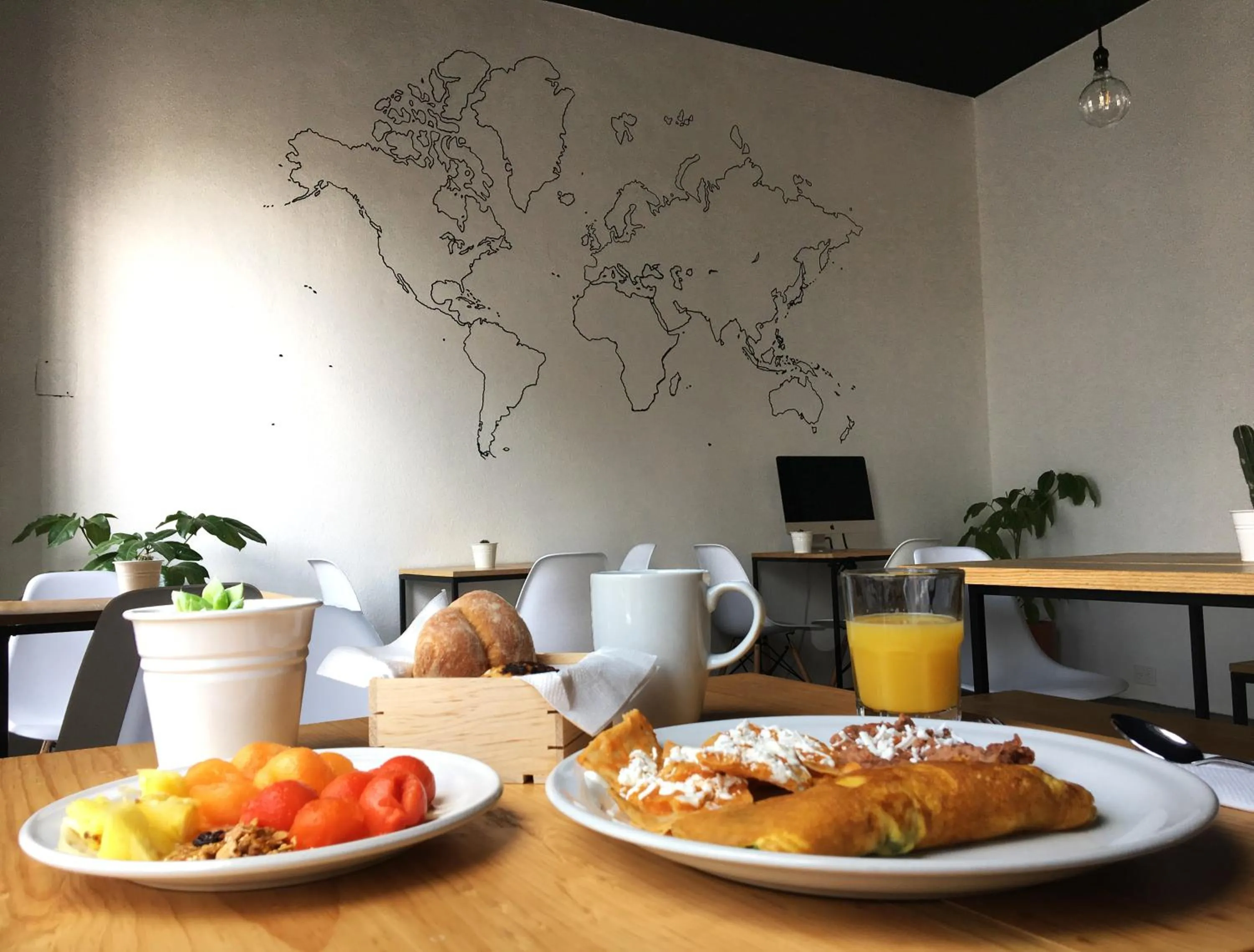 Food and drinks in Romance City Hotel