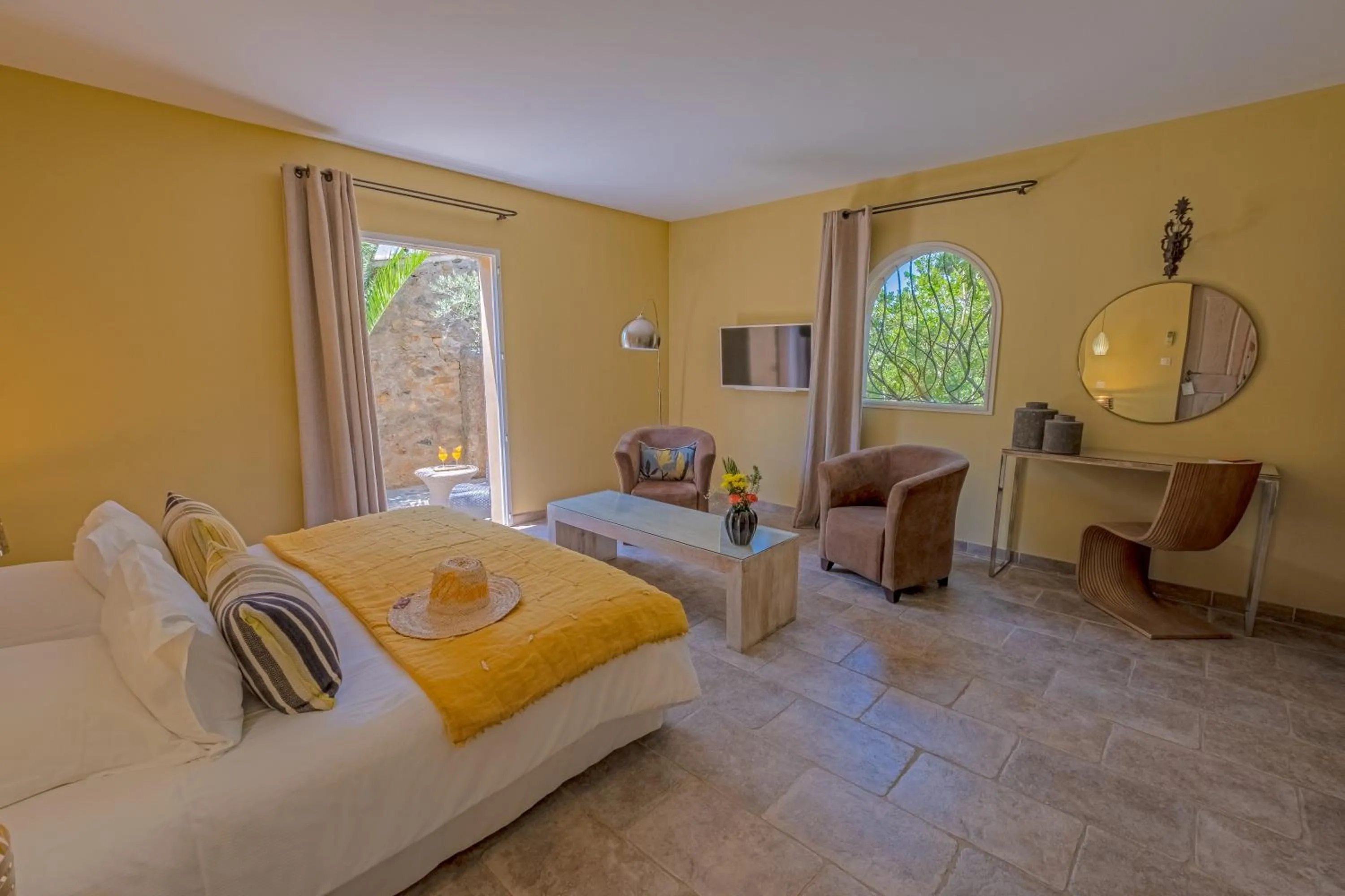 Patio, Bed in Hôtel La Dimora & Spa