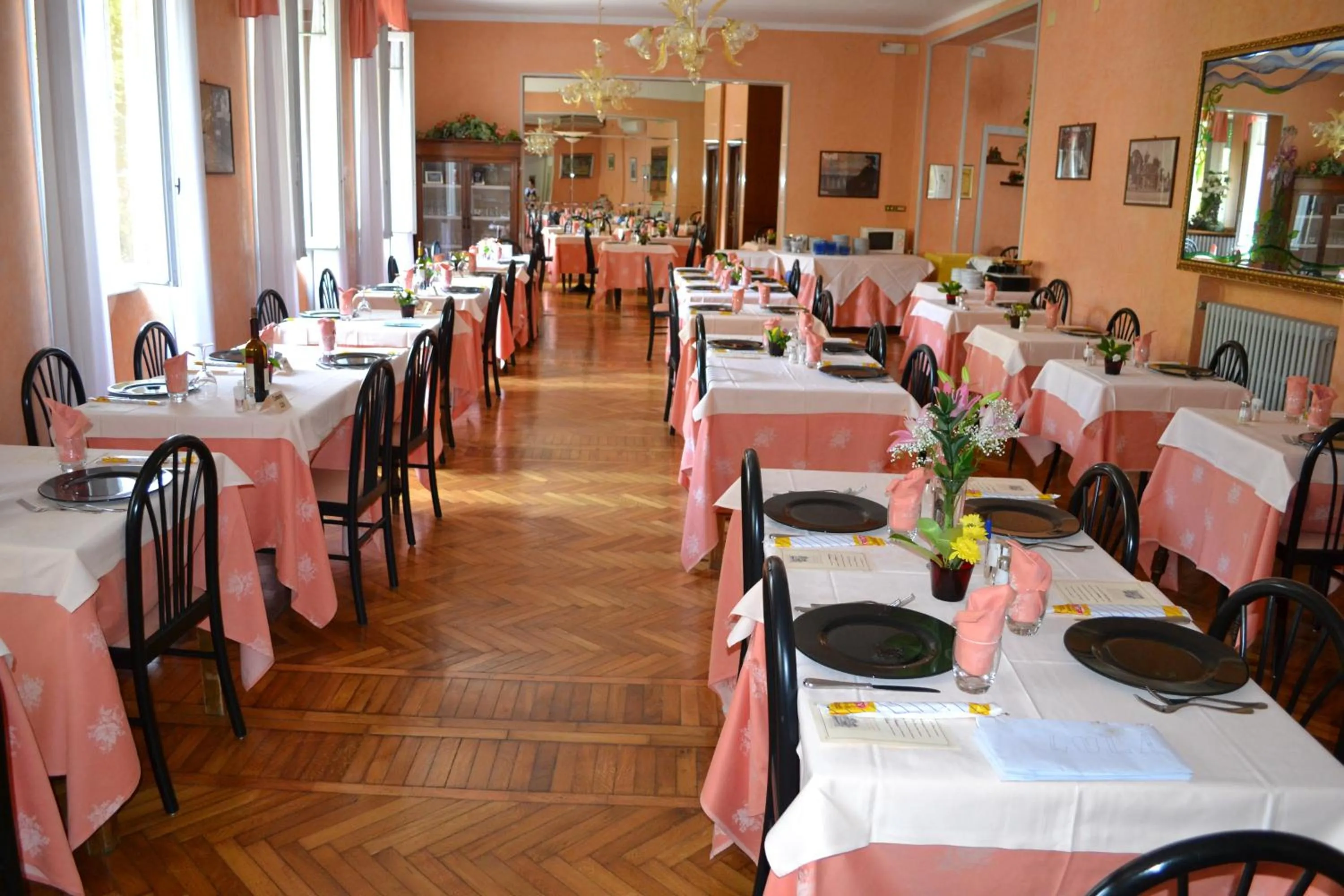 Restaurant/places to eat in Hotel Principe