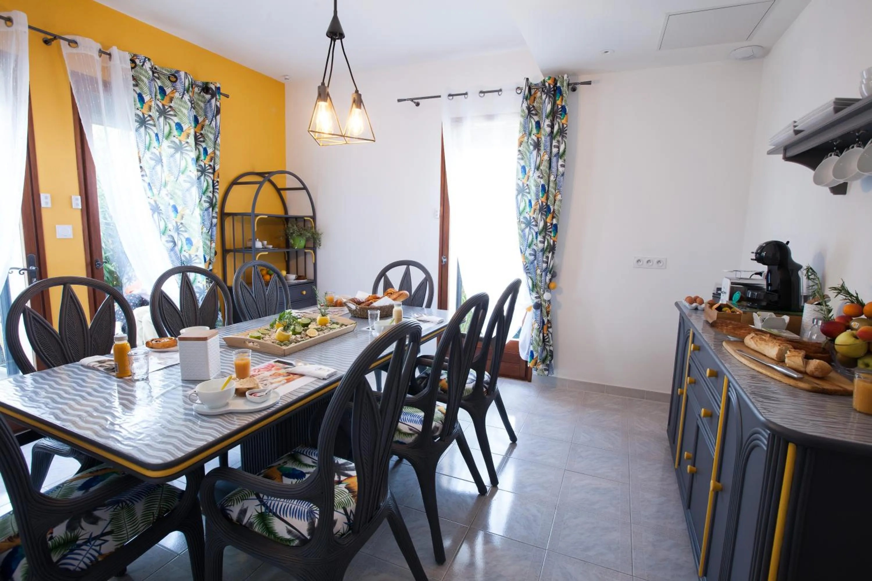 Continental breakfast in Les villas du triangle - chambres d'hôtes