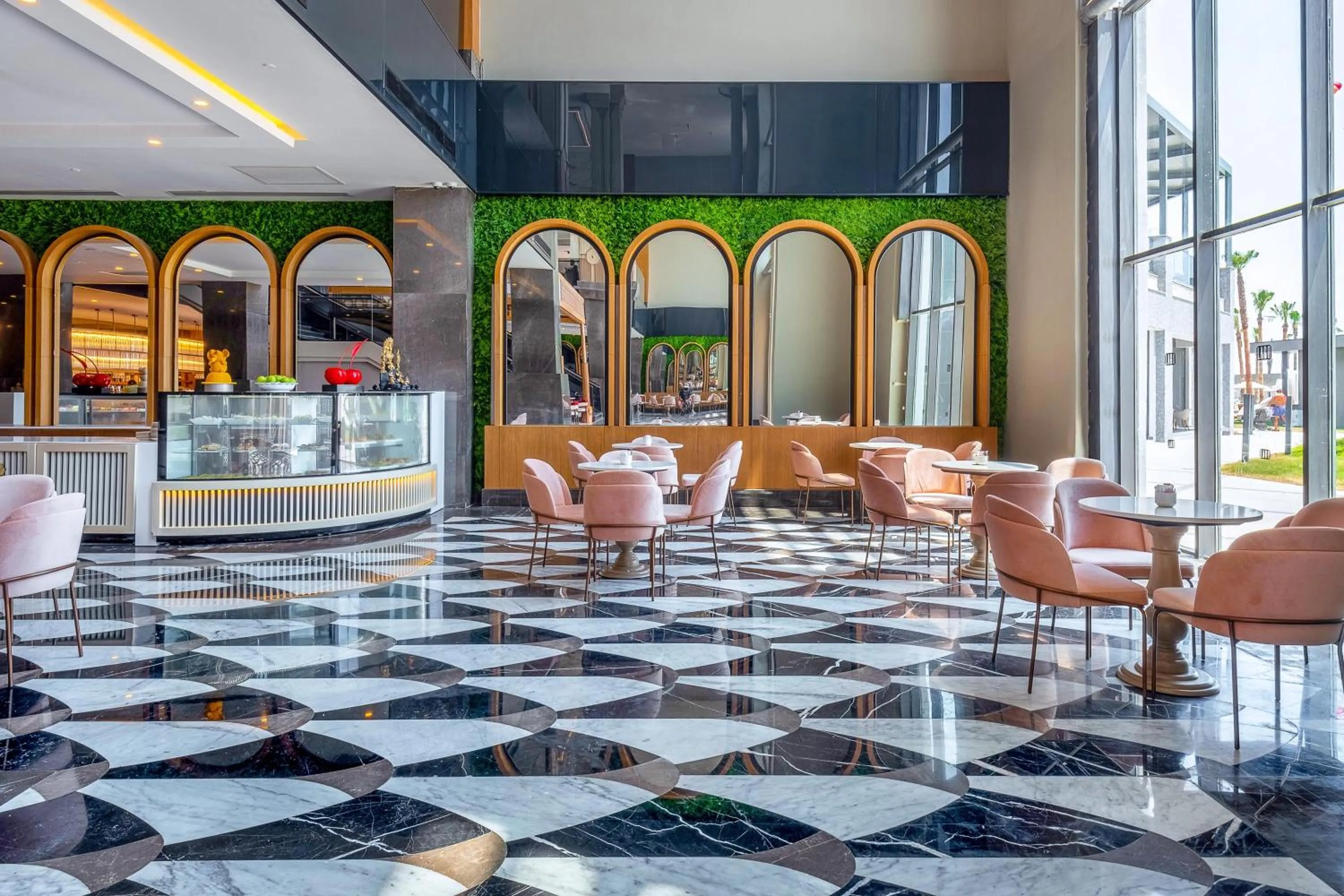 Restaurant/places to eat in Lago Hotel