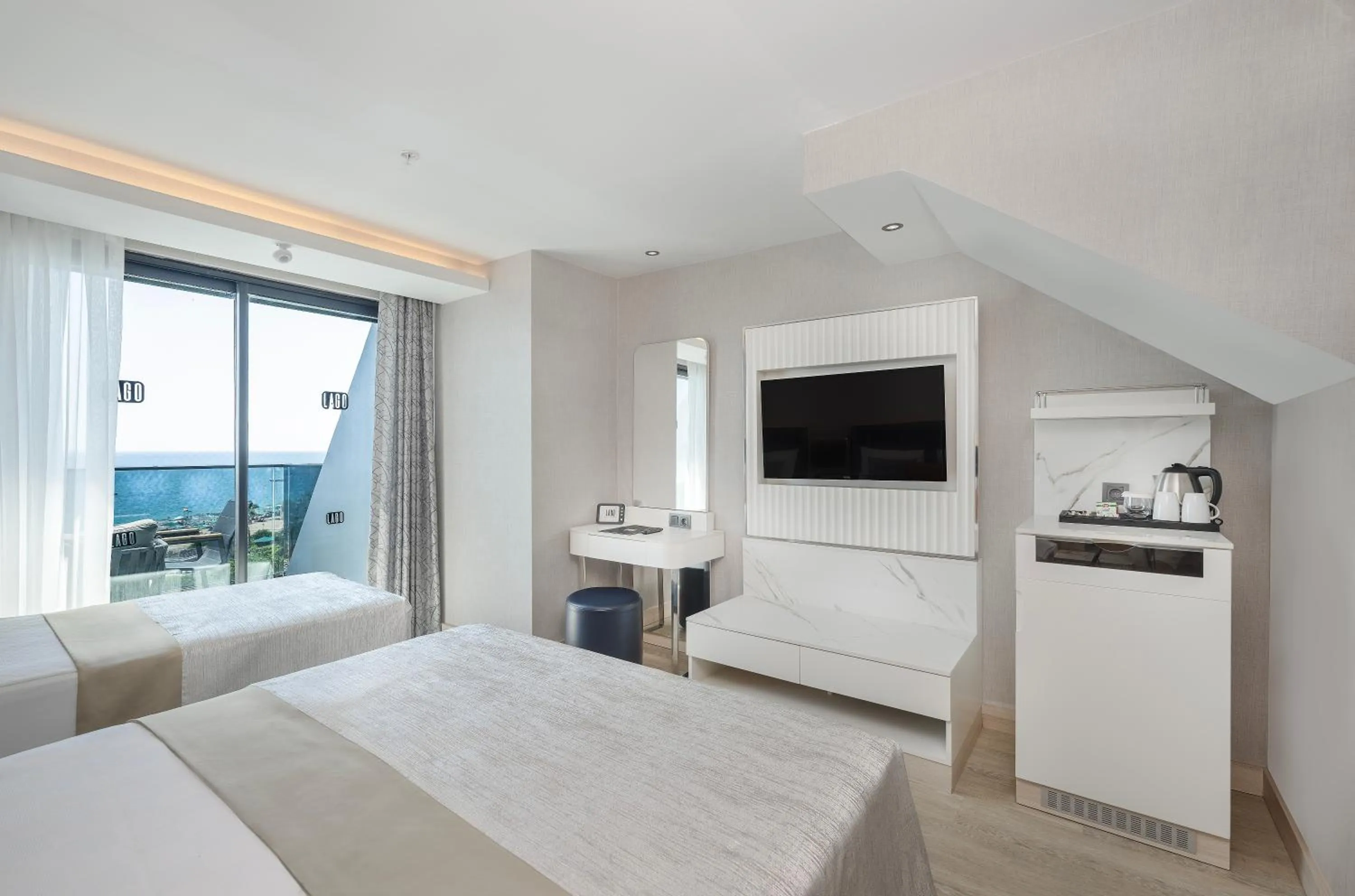 Bedroom, Bed in Lago Hotel