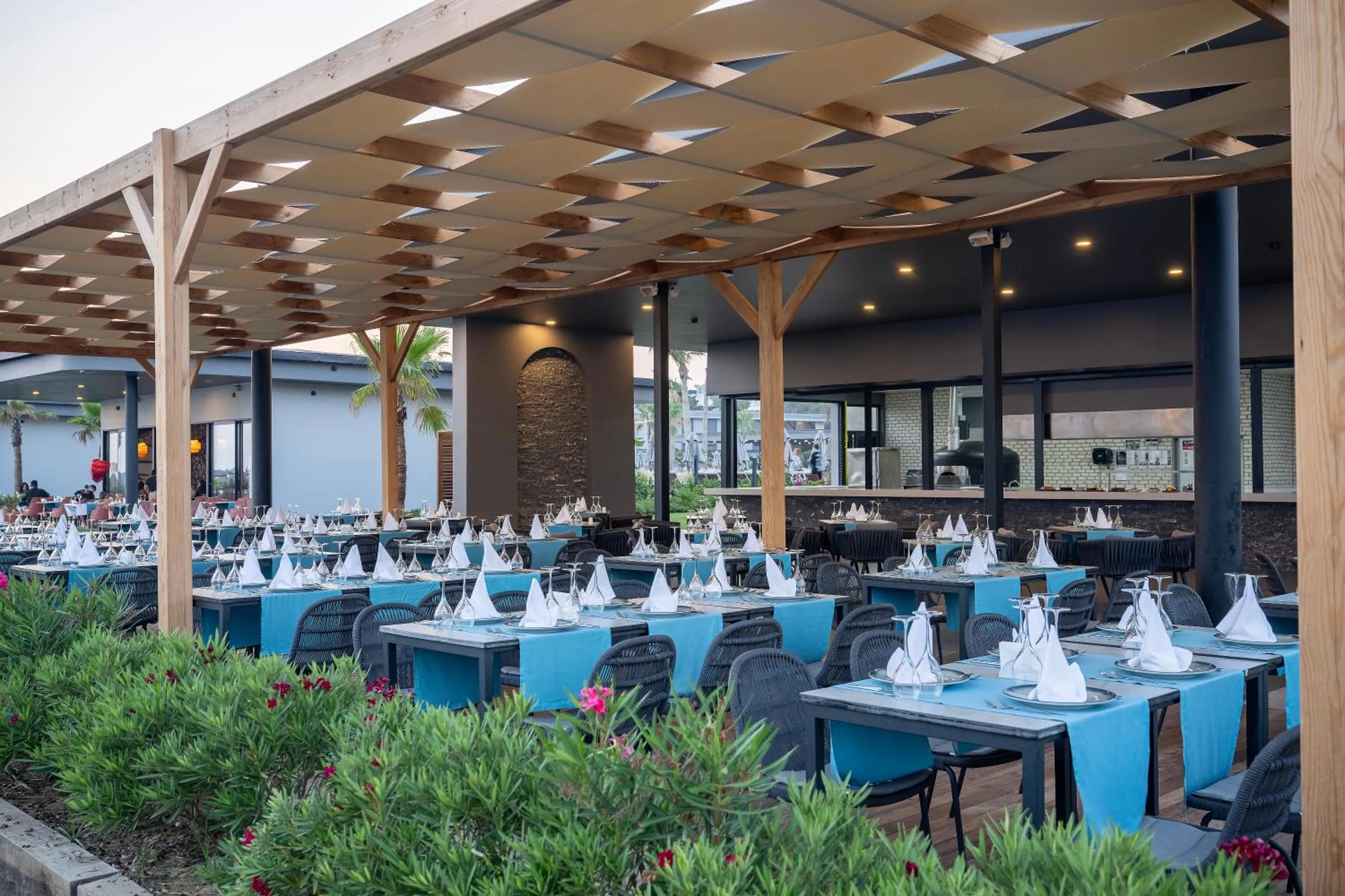 Restaurant/places to eat in Lago Hotel