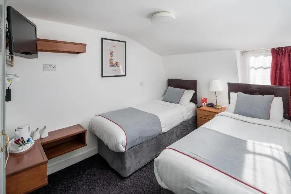 Standard Twin Room in Apollo Hotel Kings Cross Standard Twin Room in Apollo Hotel Kings Cross