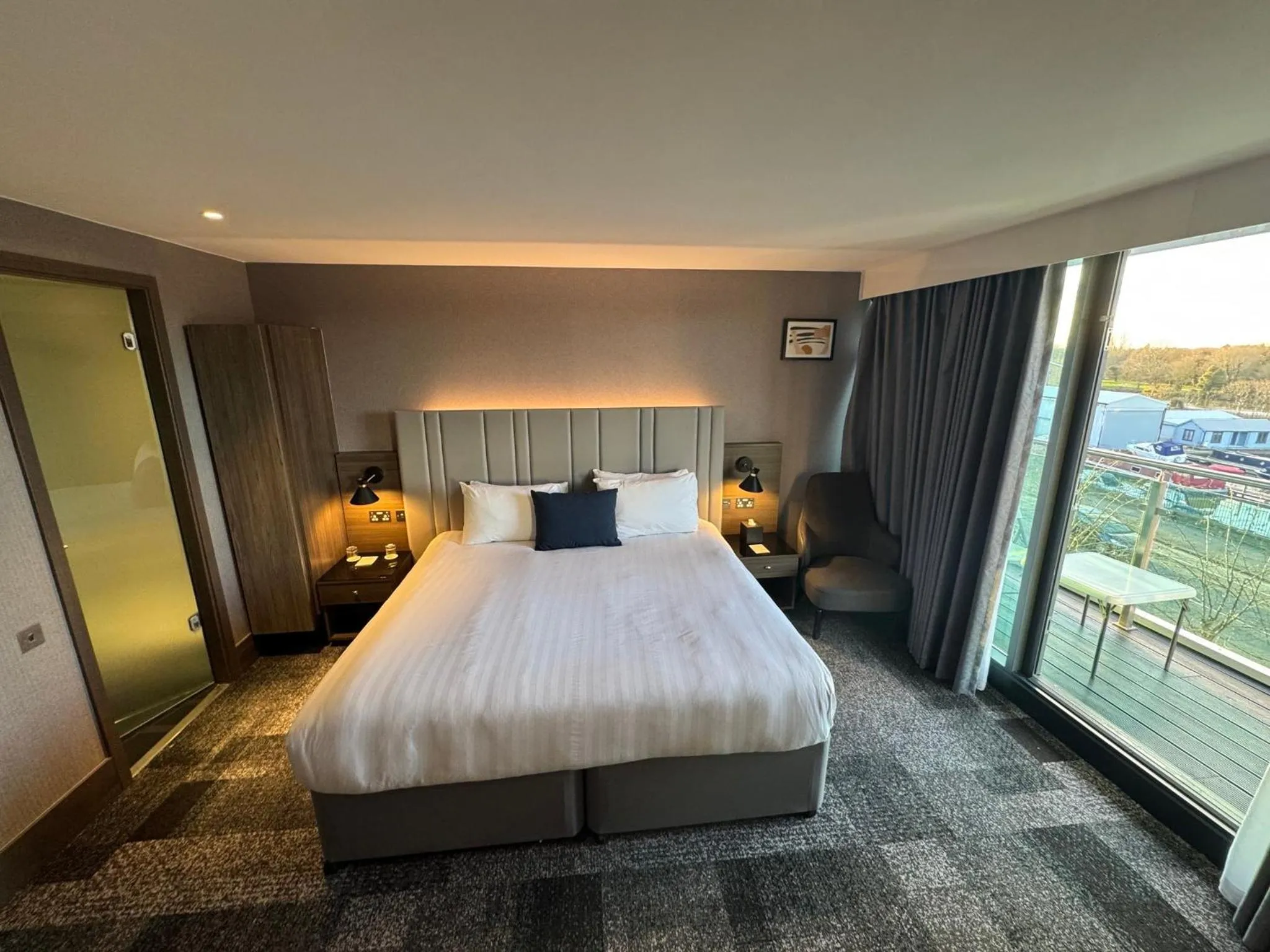 Photo of the whole room, Bed in Crowne Plaza London - Kingston by IHG