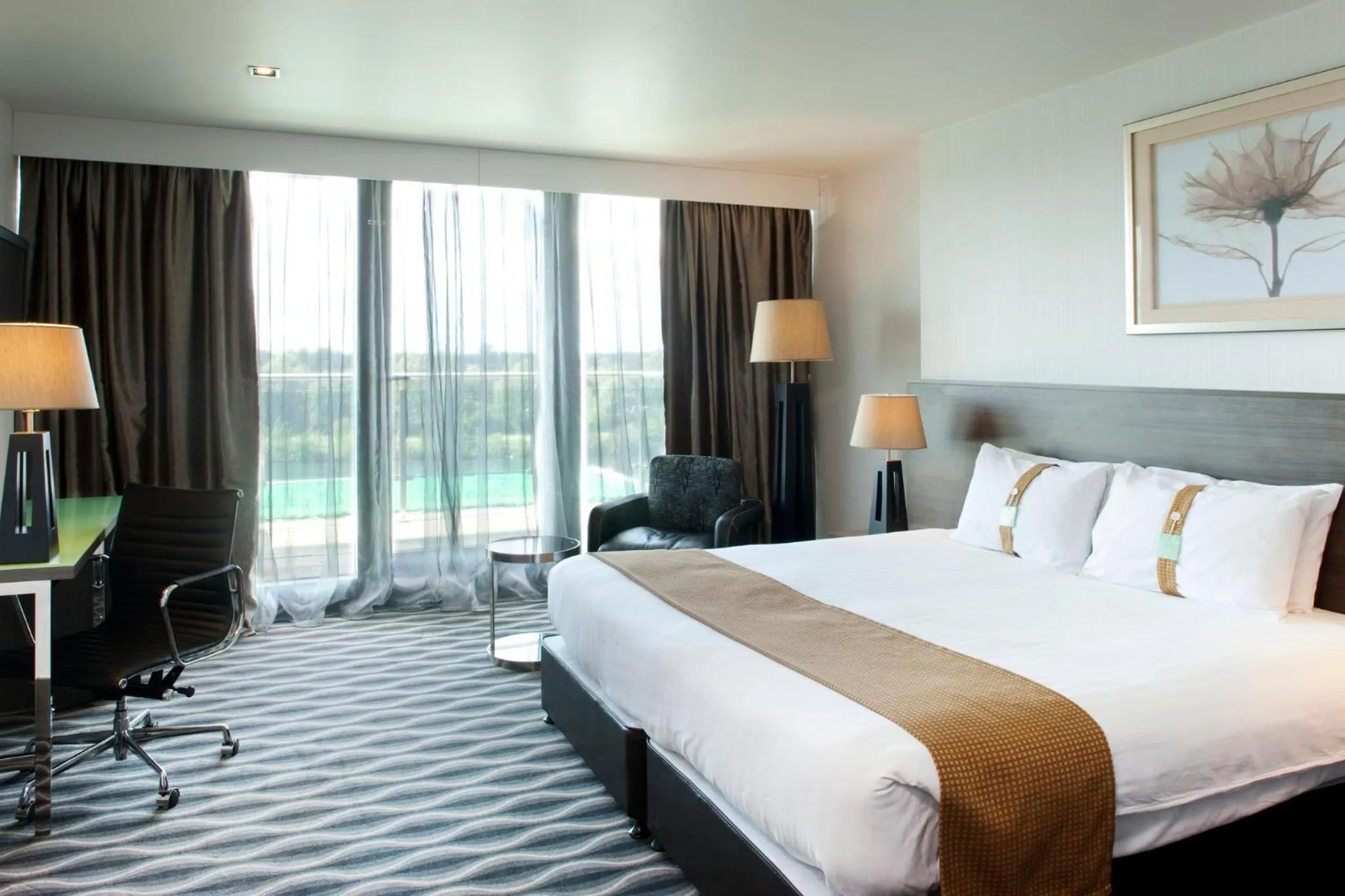 Photo of the whole room, Bed in Crowne Plaza London - Kingston by IHG