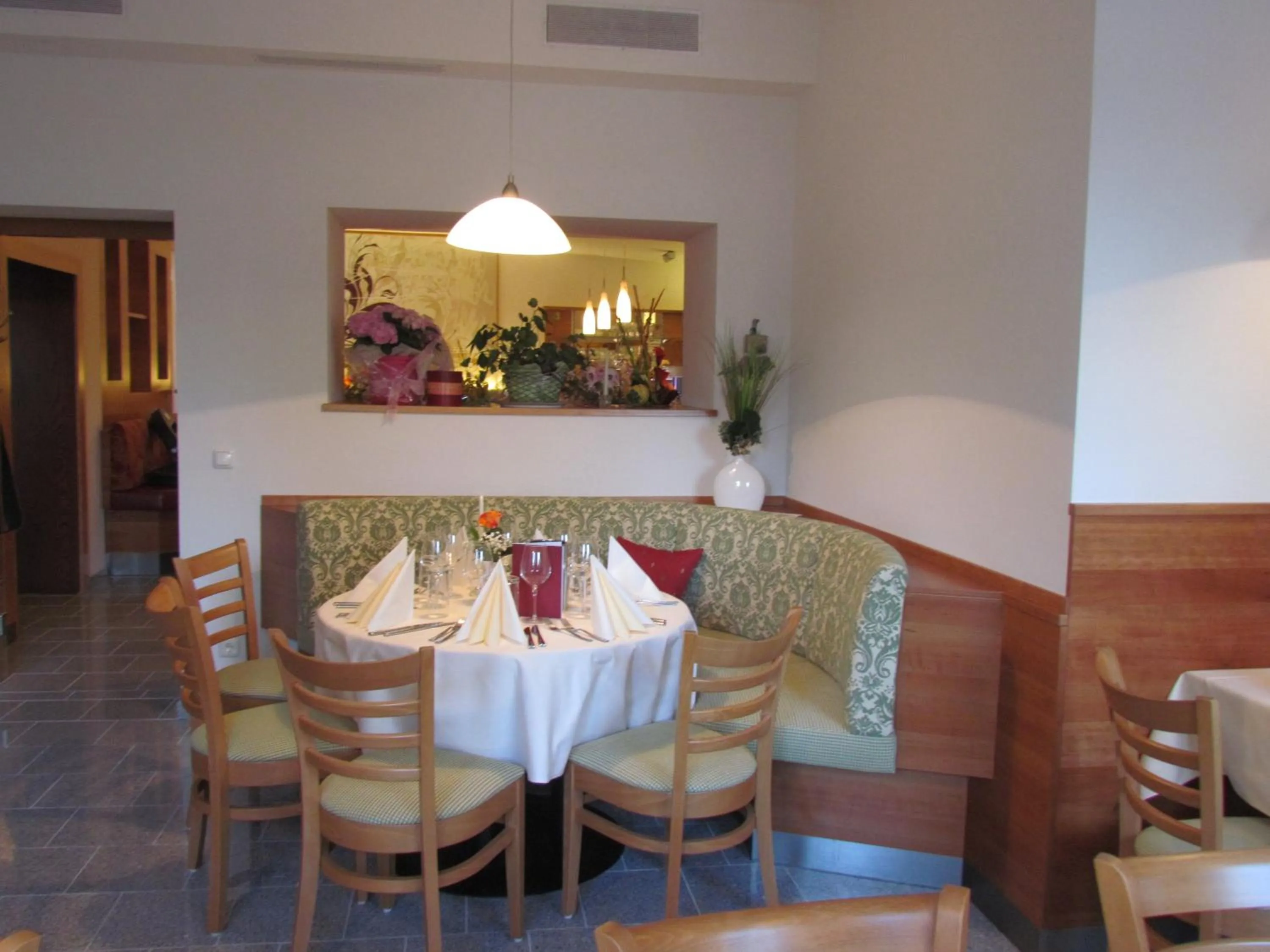 Restaurant/places to eat in Schillerhof Hotel GARNI