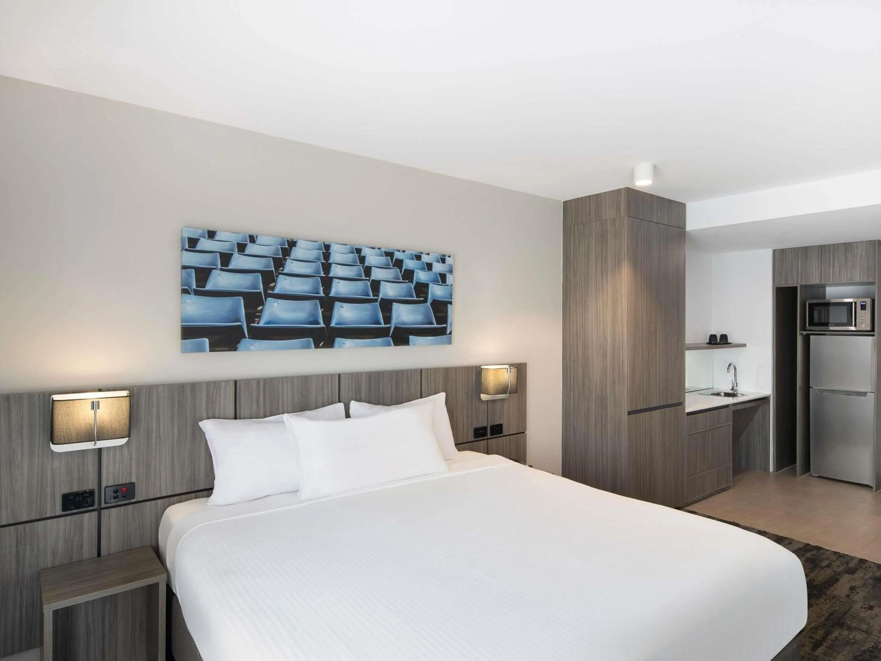Bedroom, Bed in Mercure Sydney Blacktown