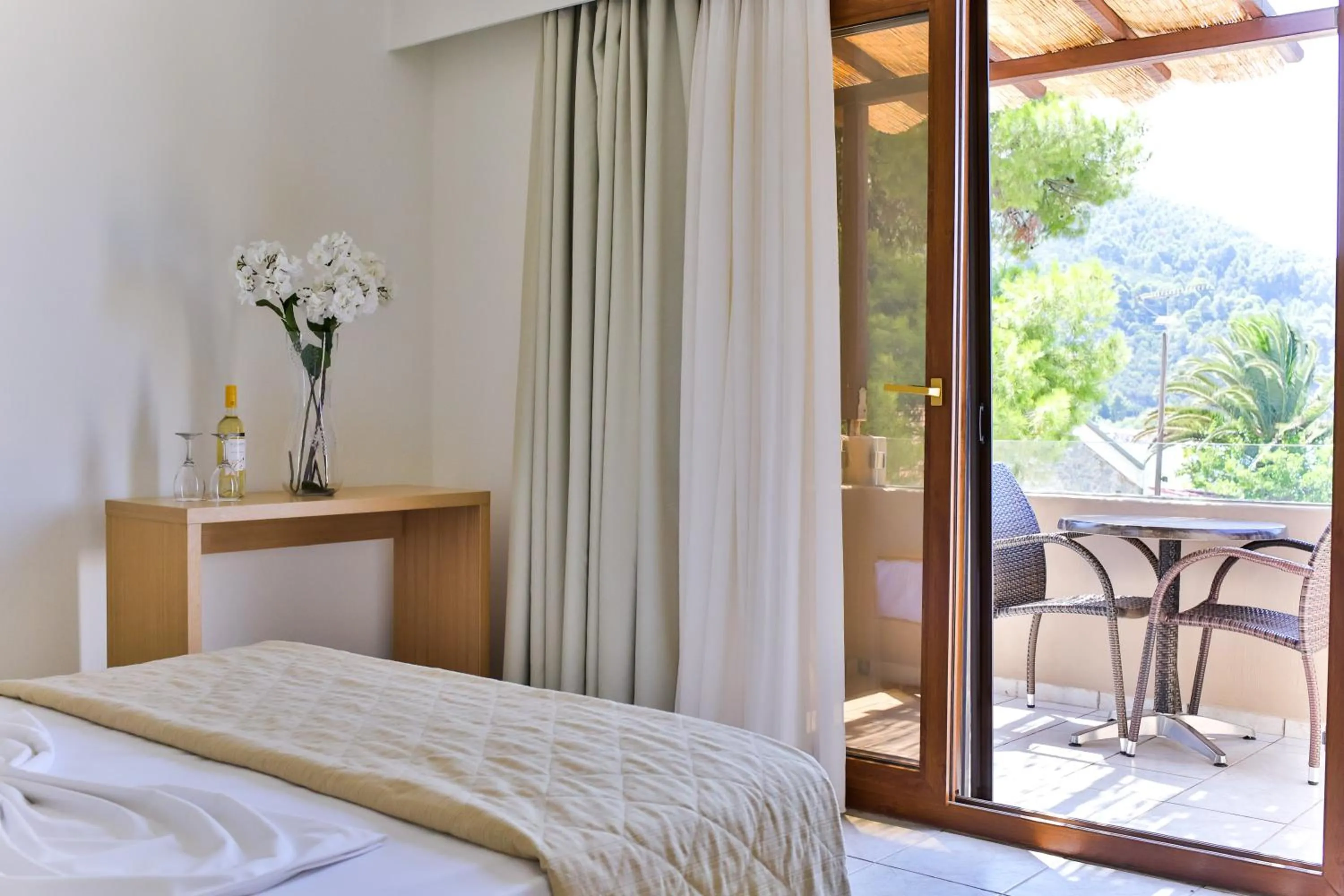 Balcony/Terrace, Bed in Blue Green Bay