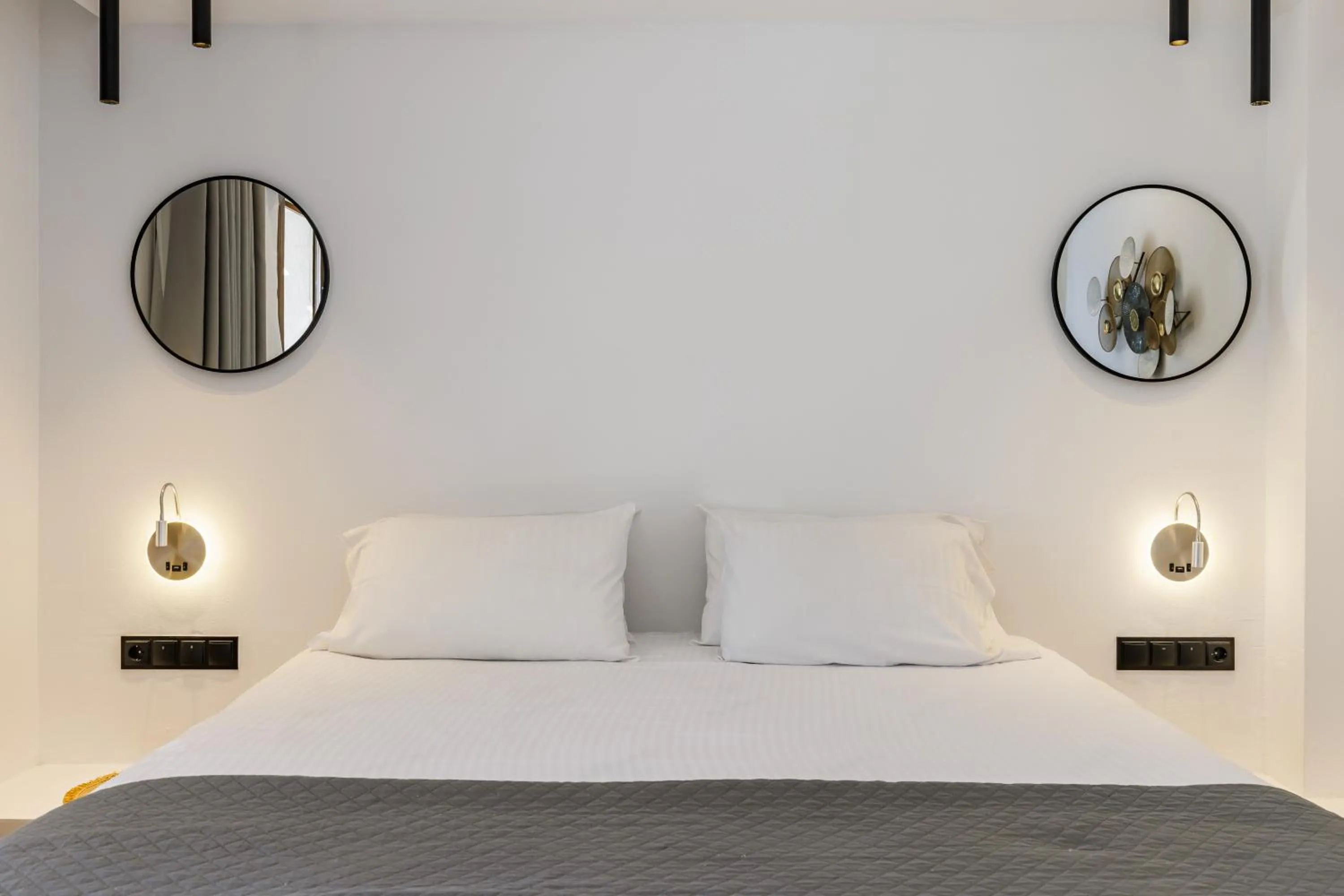 Photo of the whole room, Bed in Blue Green Bay