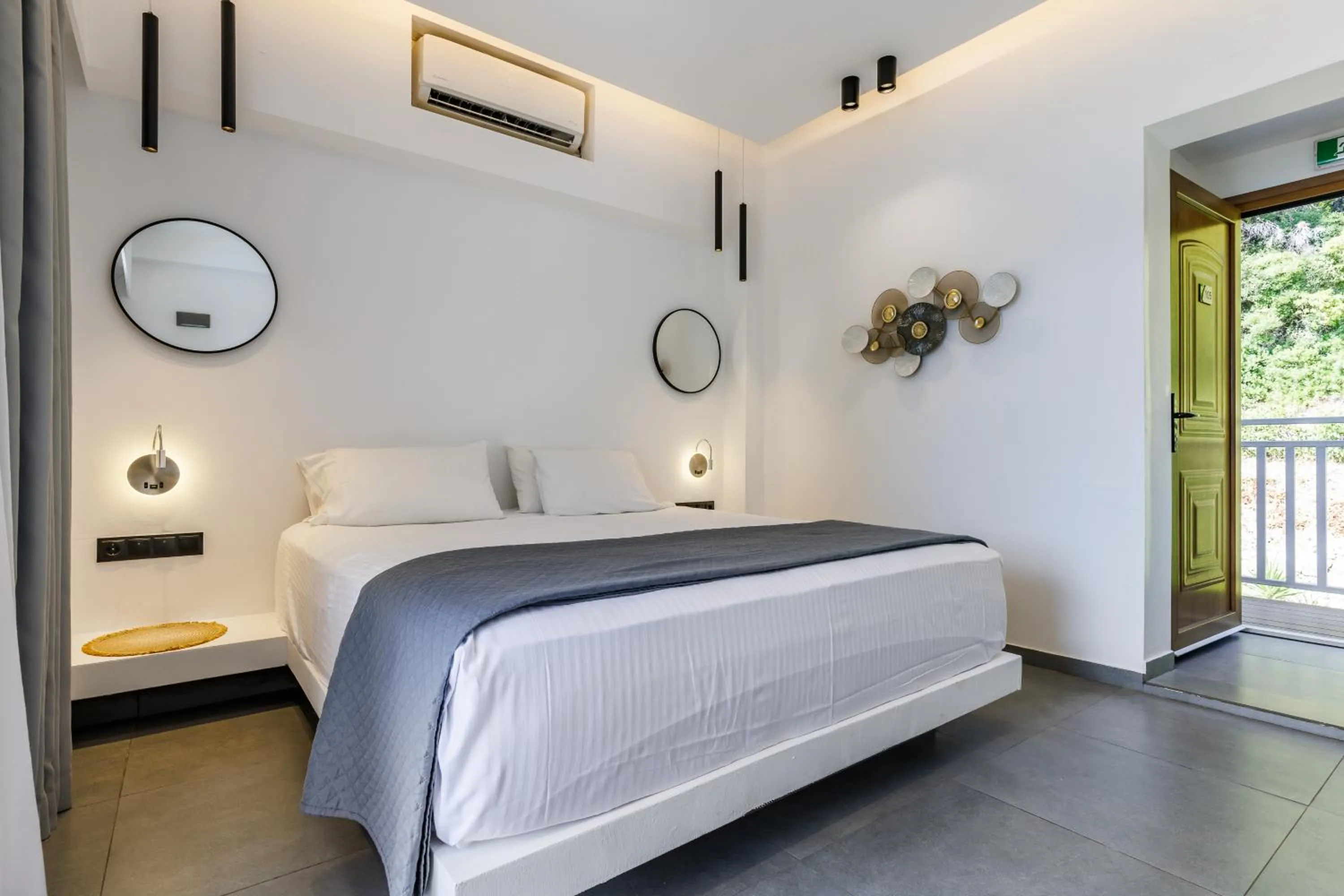 Photo of the whole room, Bed in Blue Green Bay