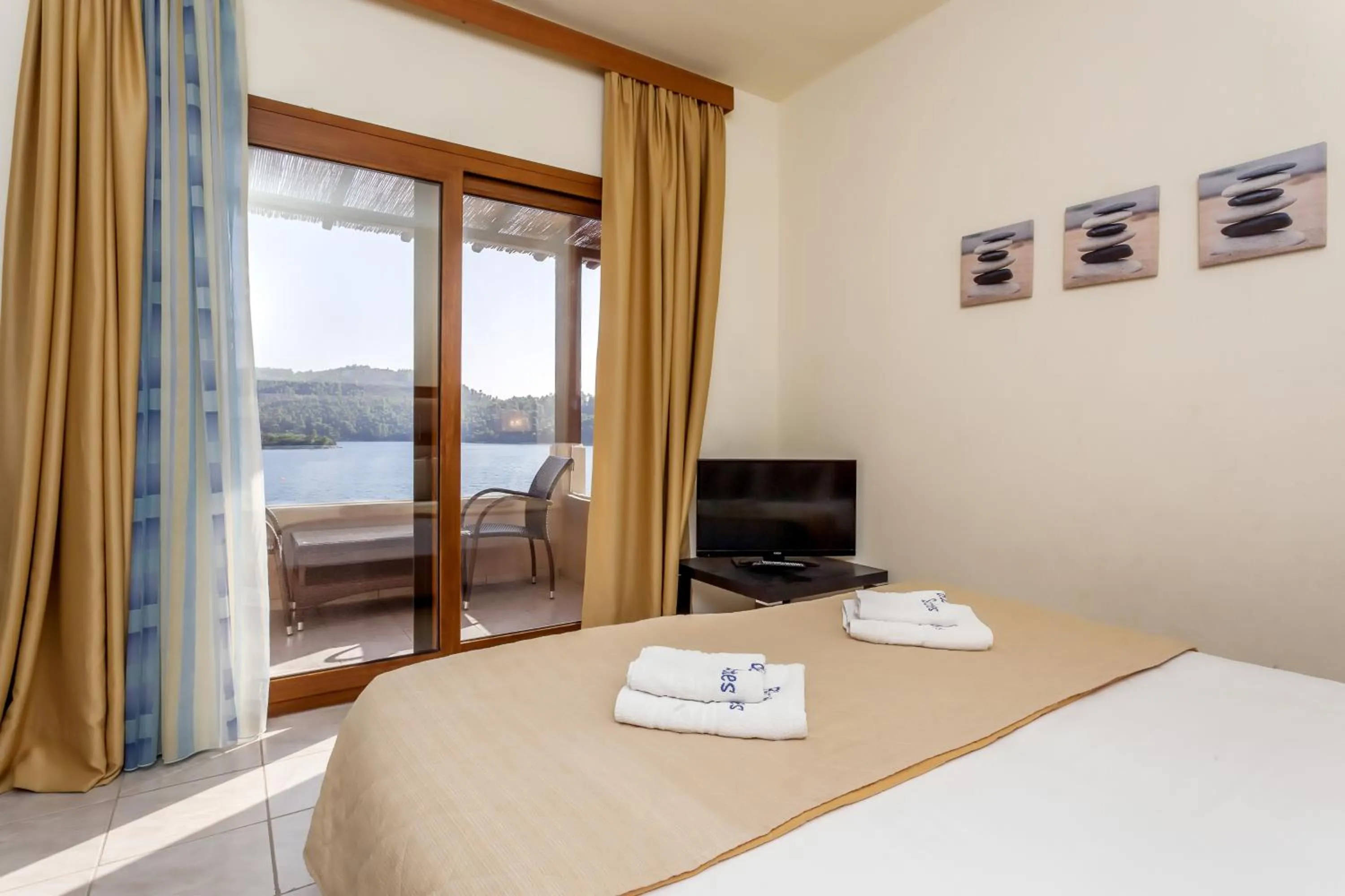 Bedroom, Bed in Blue Green Bay