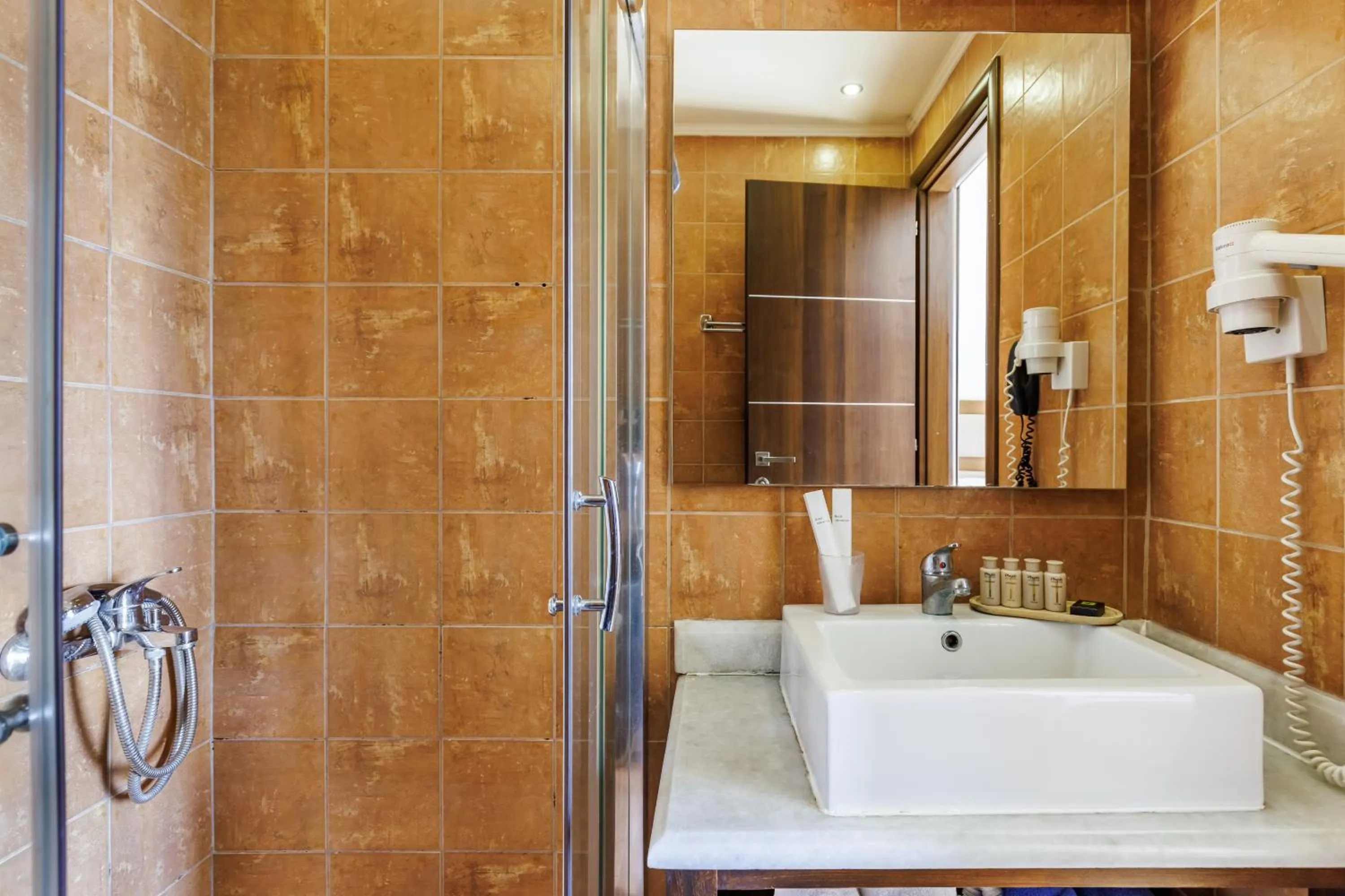 Photo of the whole room in Blue Green Bay