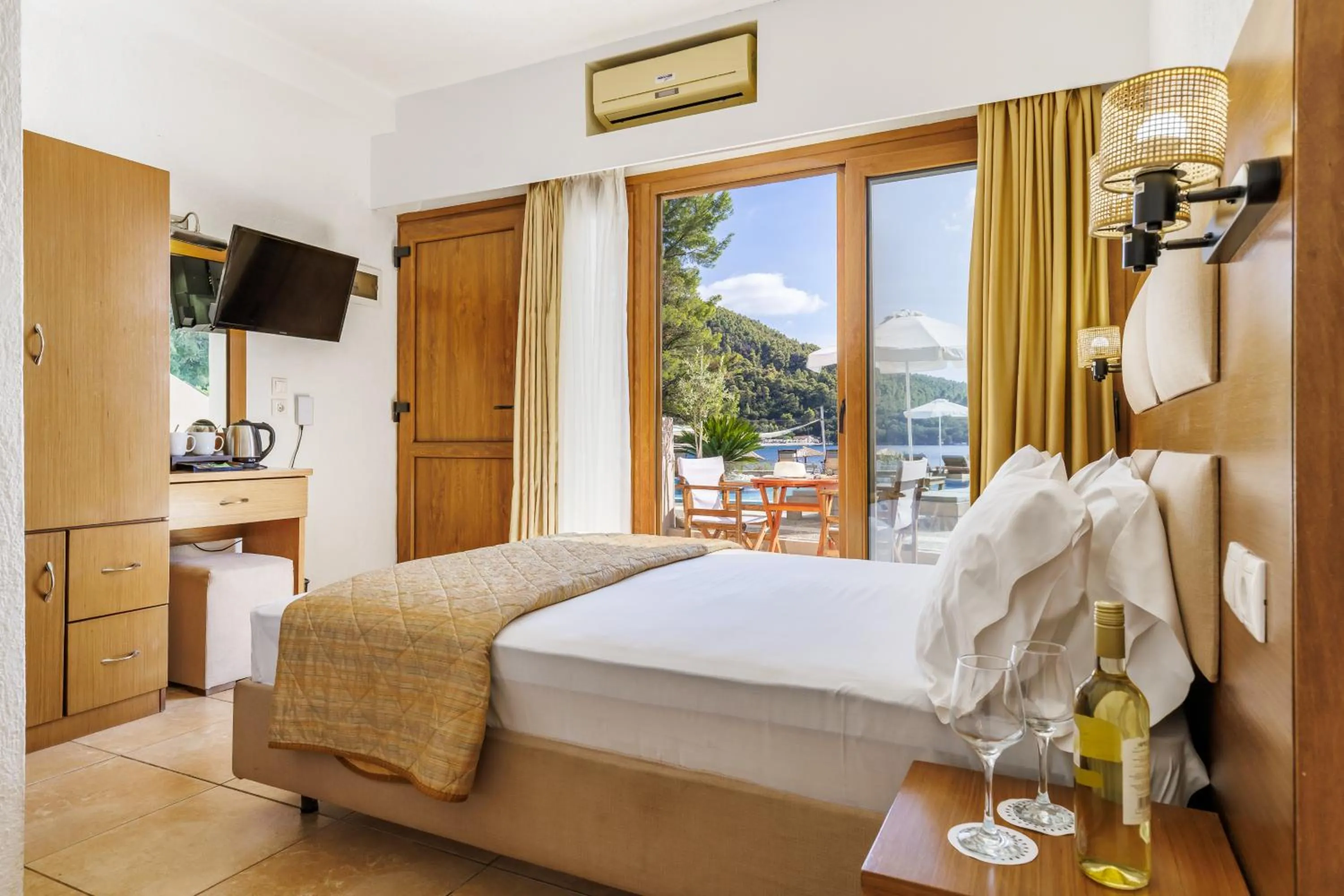 Photo of the whole room, Bed in Blue Green Bay