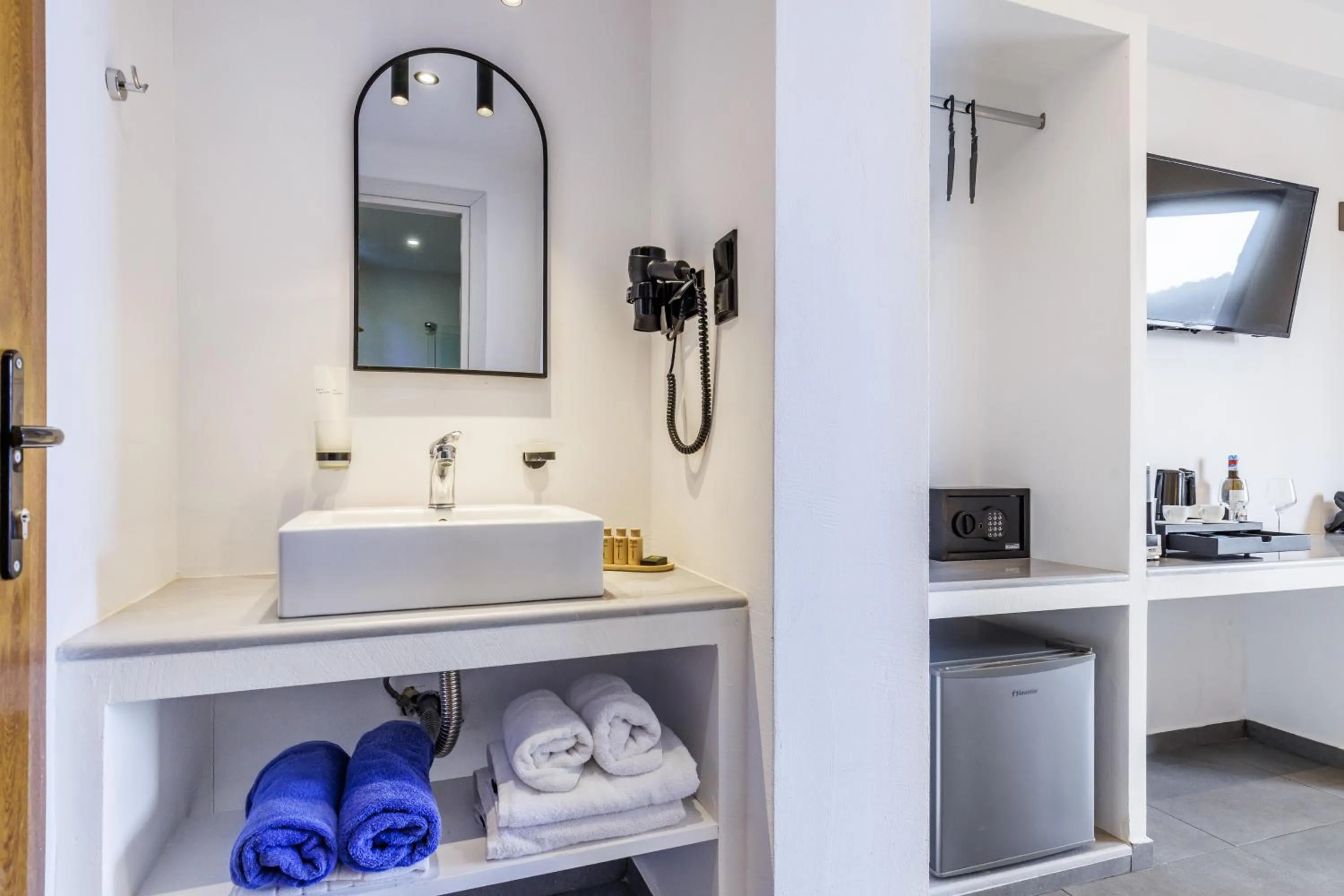 Photo of the whole room in Blue Green Bay